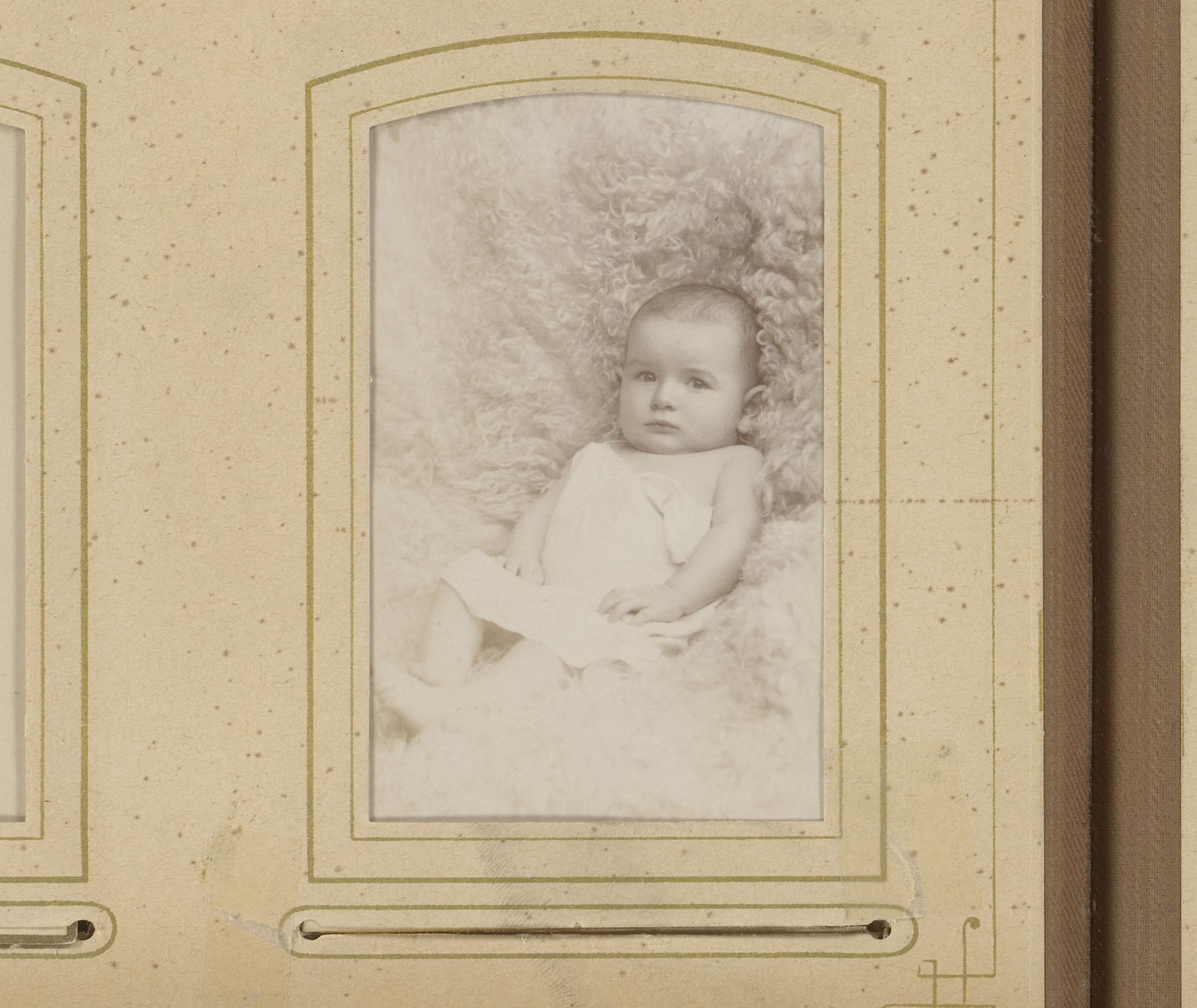 Portret van een liggende baby by Selle & Kuntze