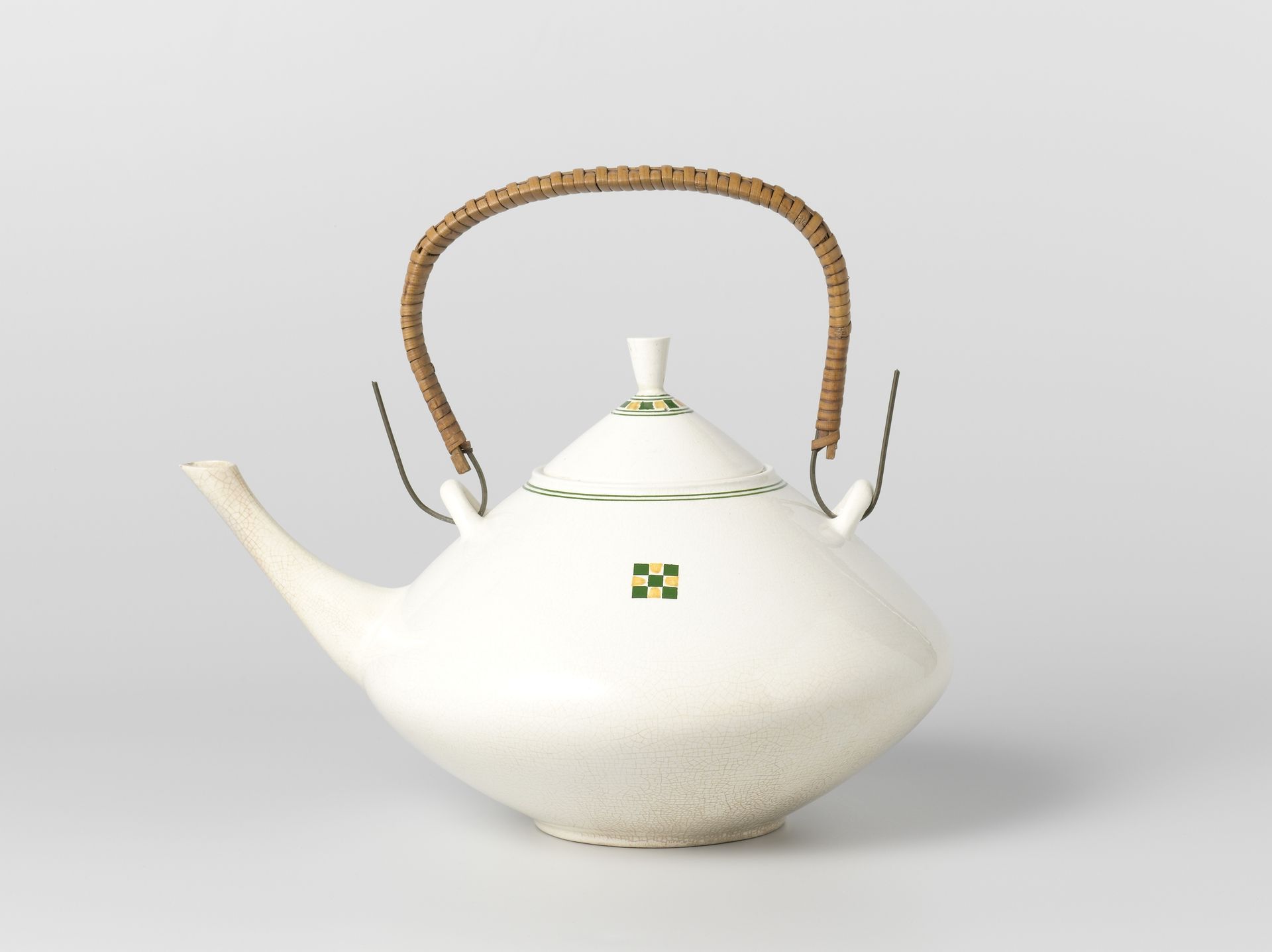 Deksel van theeketel van aardewerk versierd met groene en gele vierkanten by N.V. Plateelbakkerij Zuid-Holland