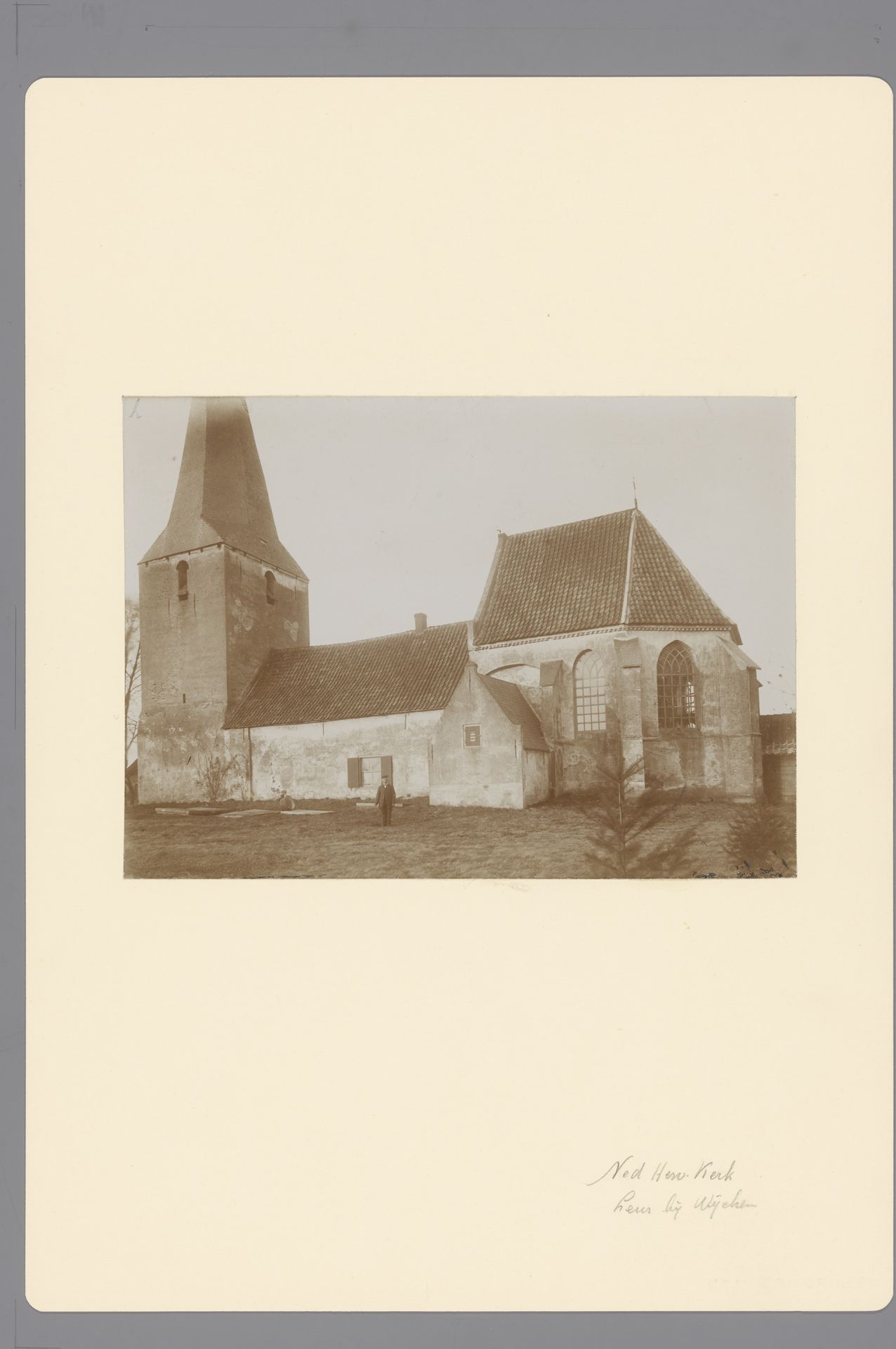 Gezicht op de Hervormde kerk te Leur by anoniem (Monumentenzorg)