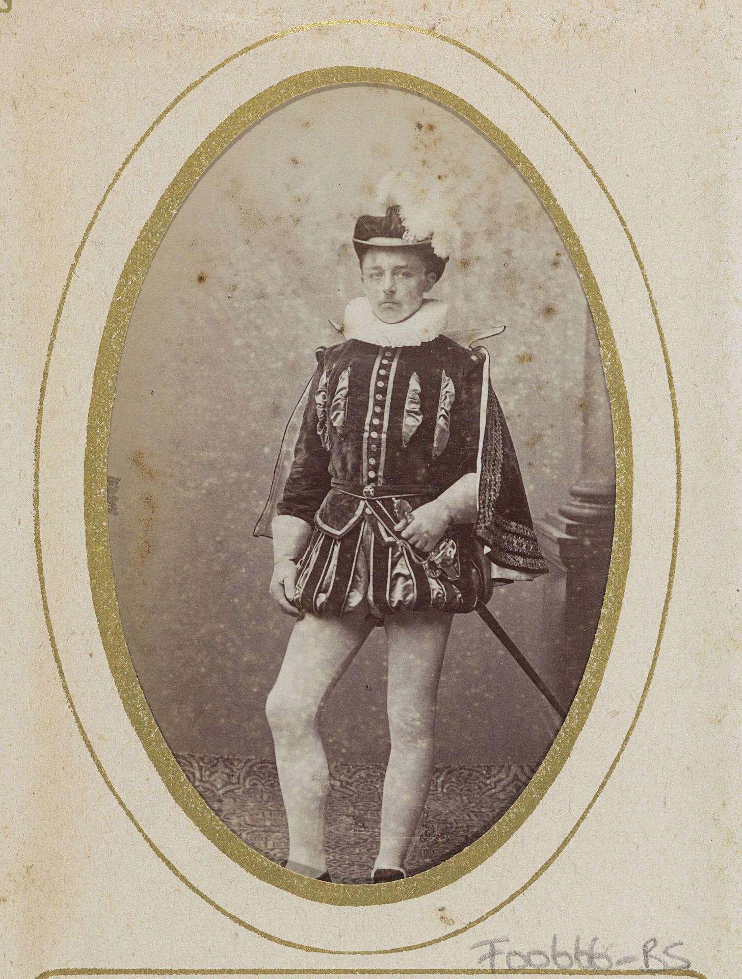 Portret van een jonge man in kostuum met degen, aangeduid als G. Hendrikman Murman by Jan Goedeljee