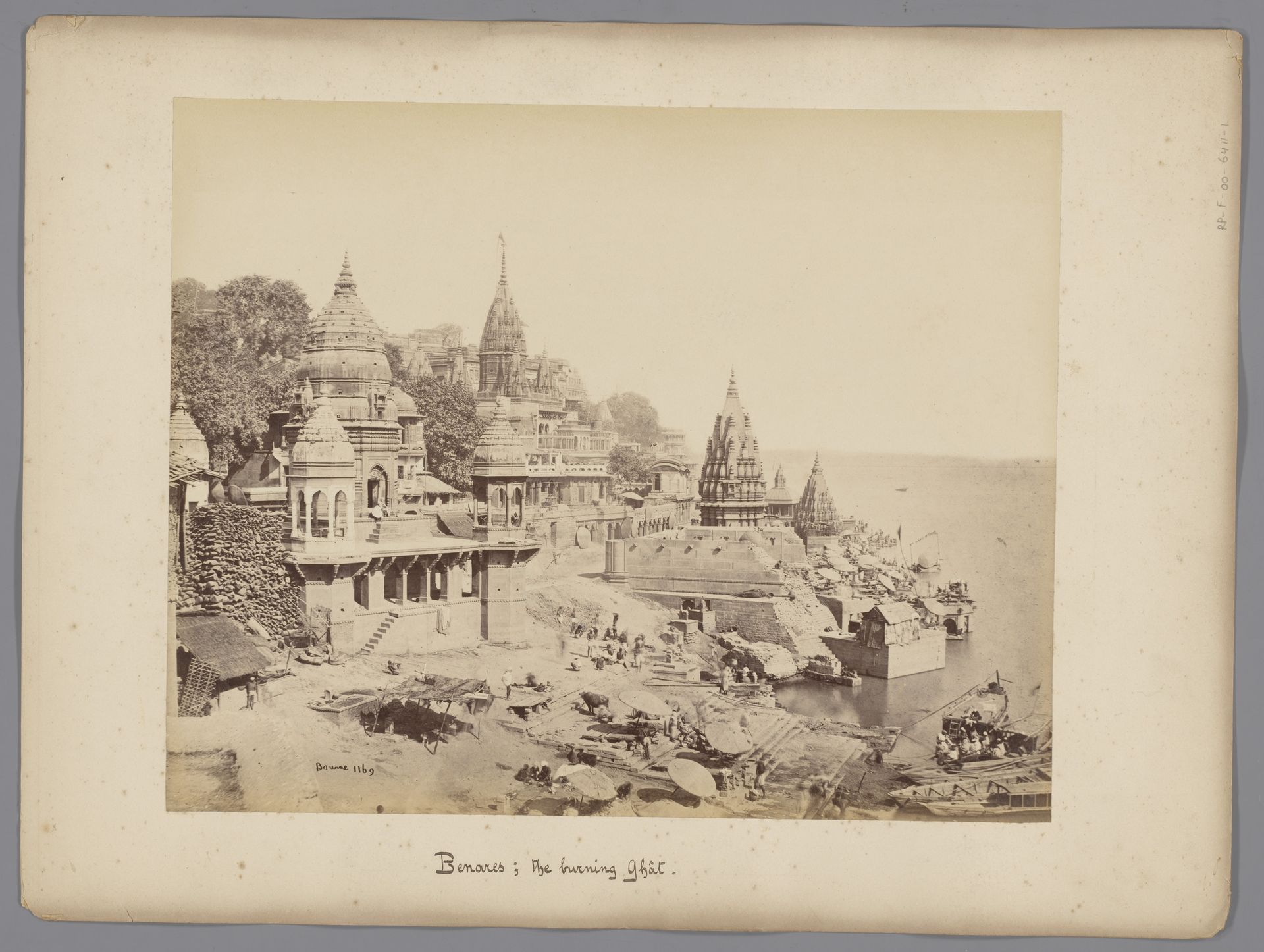 Rituele crematiestapels aan de Ganges op de ghats van Varanasi by Samuel Bourne
