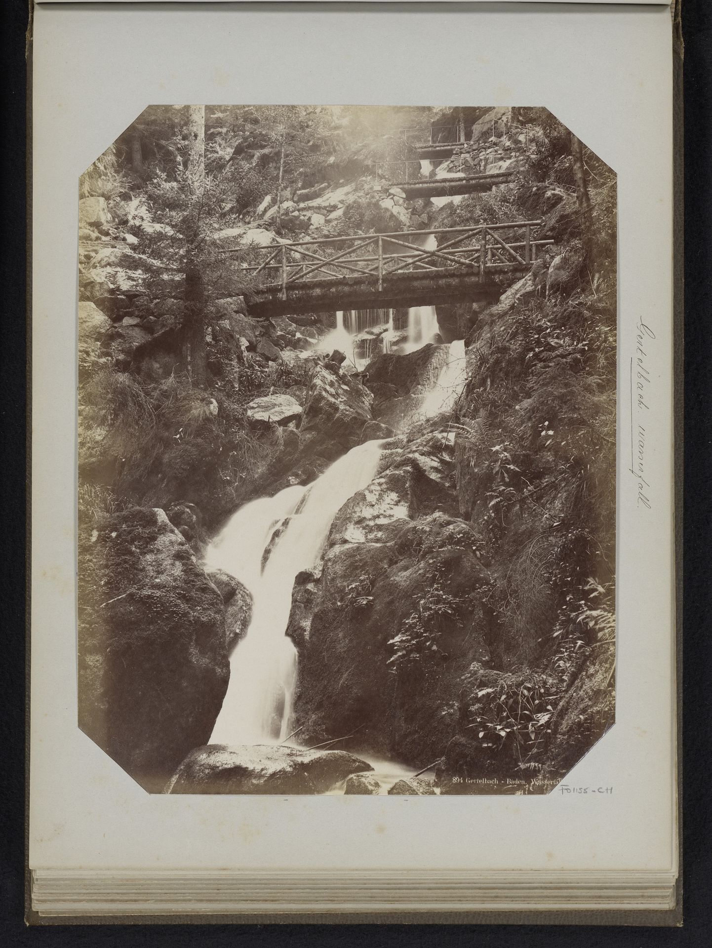 Gezicht op de Gertelbach Wasserfälle by LL