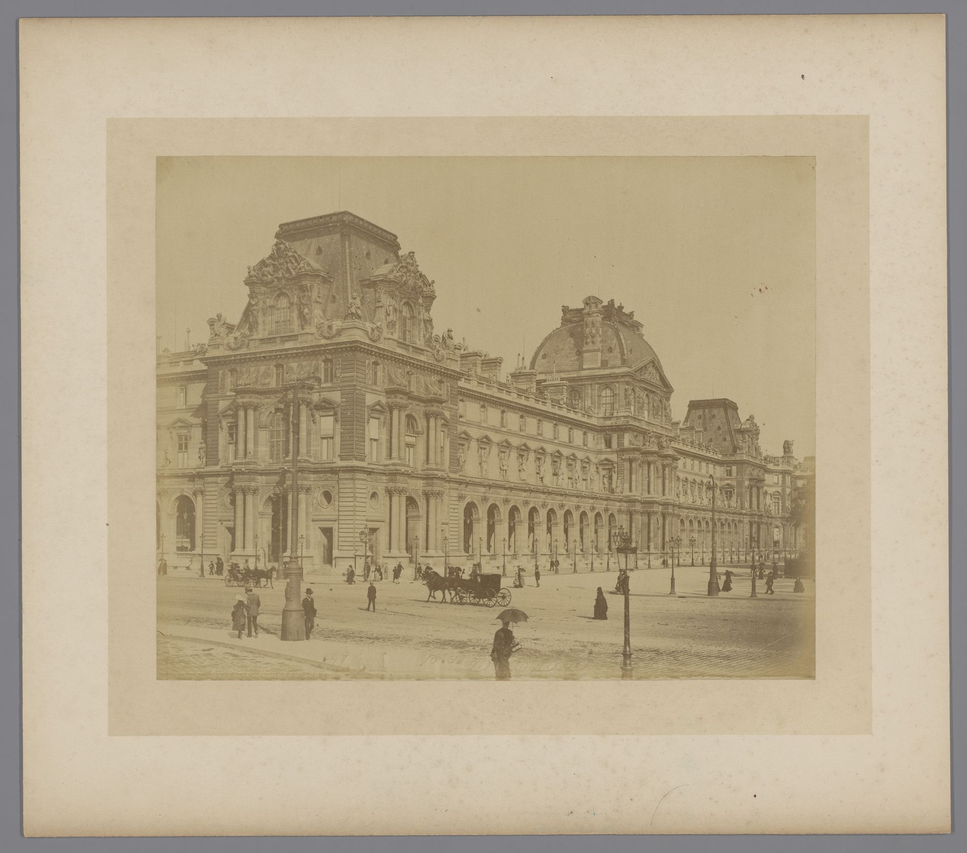 Nouveau Louvre, Parijs by J. (fotograaf) Kuhn