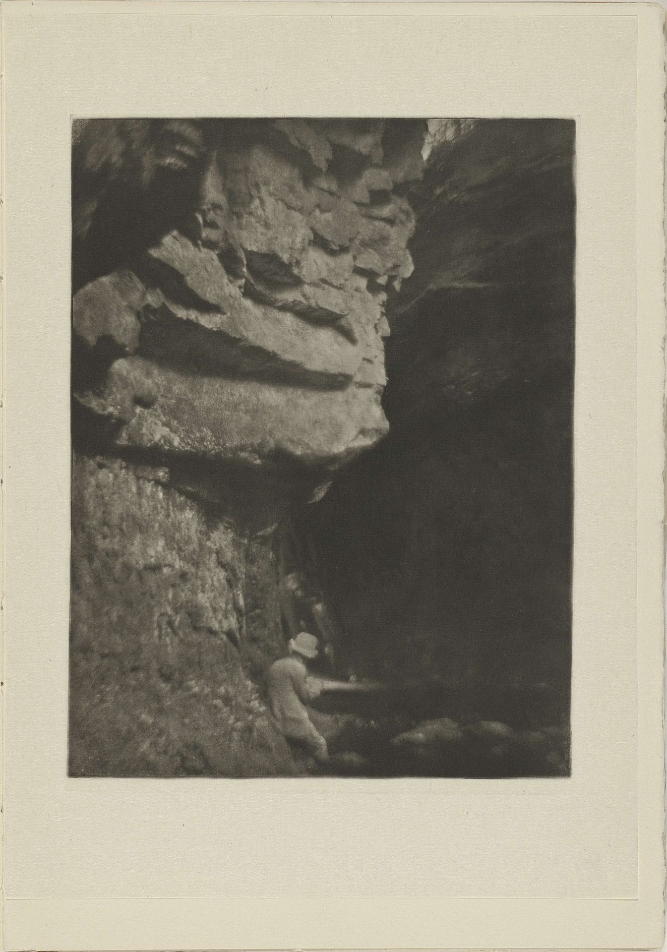 Schetsende man in rotslandschap by James Craig Annan