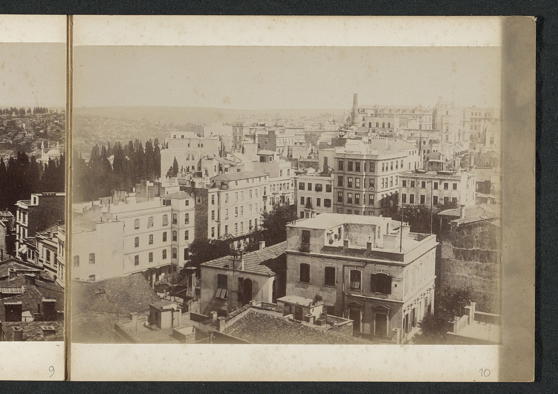 Gezicht op een stadswijk aan de voet van de Galatatoren in Istanbul by Sébah & Joaillier