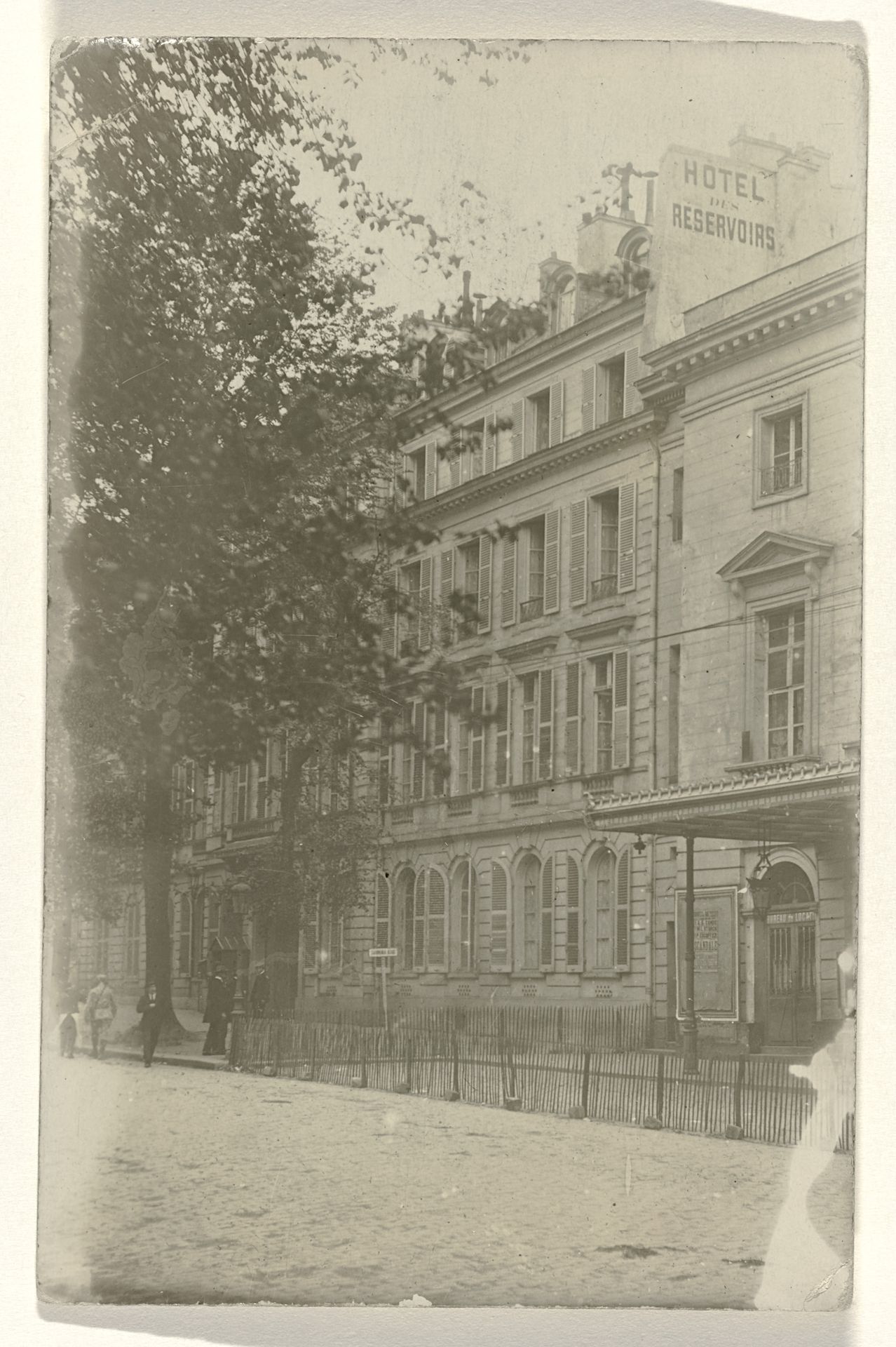Vooraanzicht van de flat waarin Eugen Wachenheimer verbleef tijdens de vredesonderhandelingen in Versailles na het einde van de Eerste Wereldoorlog, als voorkant van een brief van Eugen aan zijn zus Liesel Zürndorfer by Anonymous