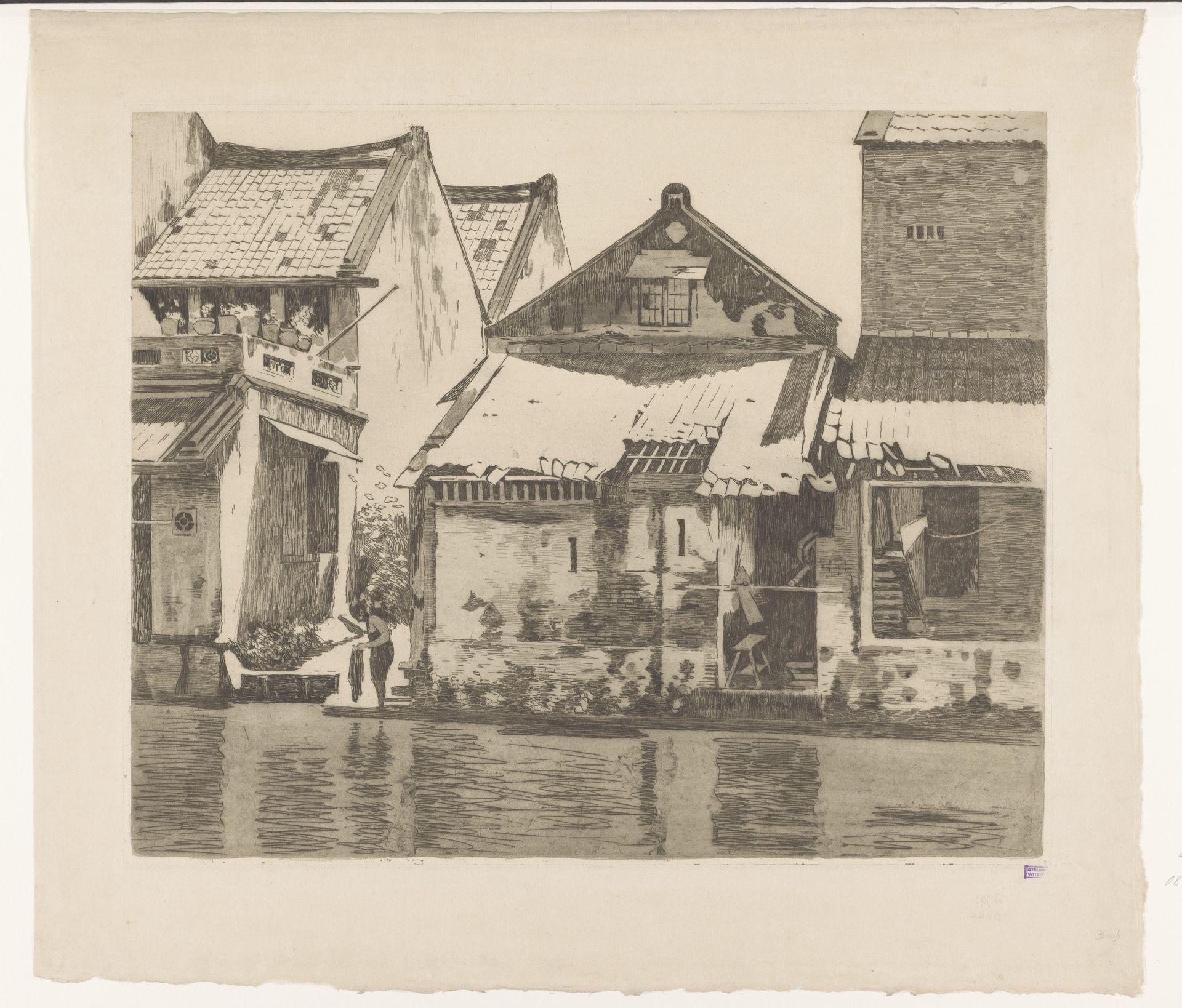 Woningen langs een rivier in Batavia met een vrouw die kleding wast by Willem Witsen