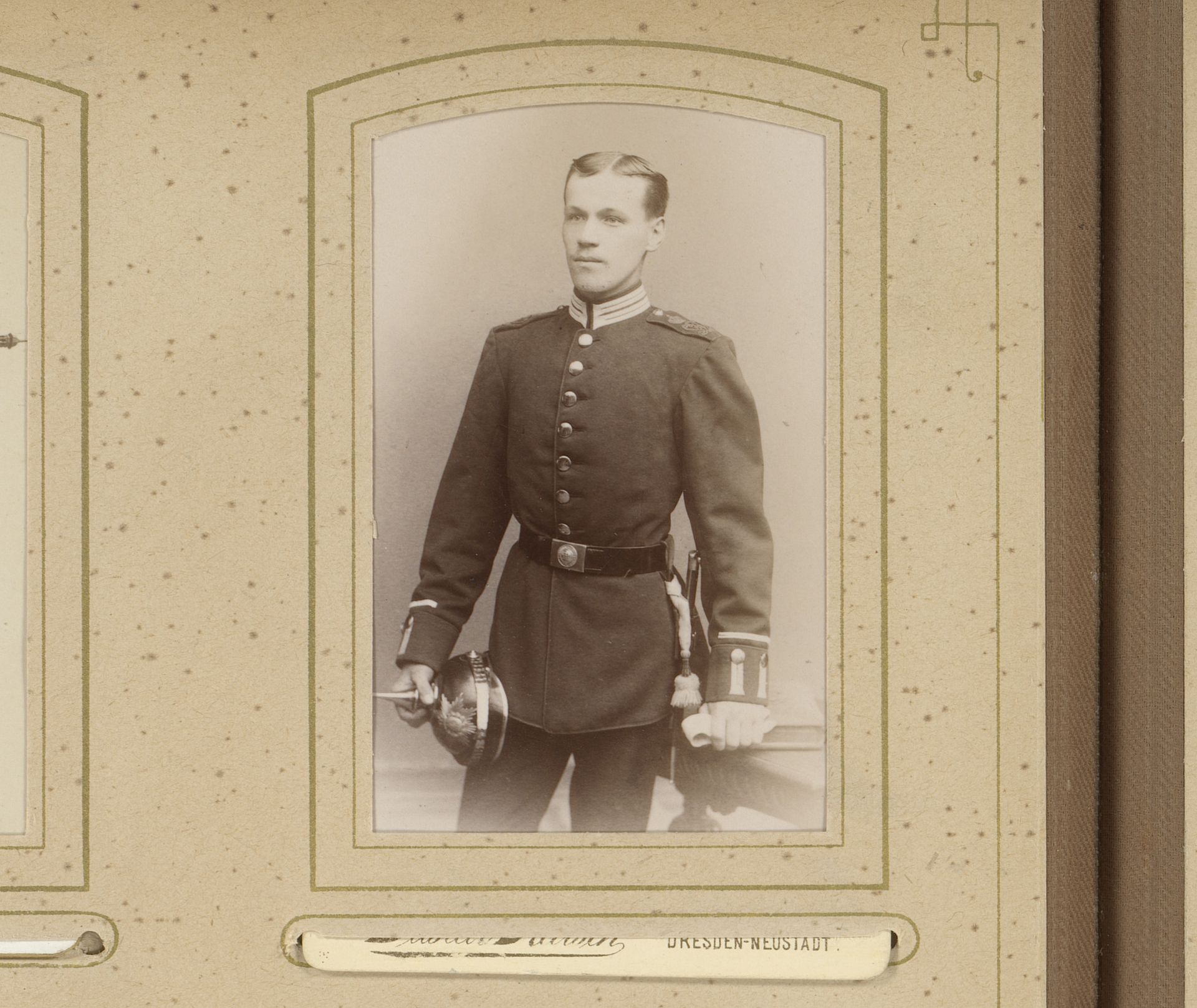 Portret van een staande man in uniform by Gustav Karsch