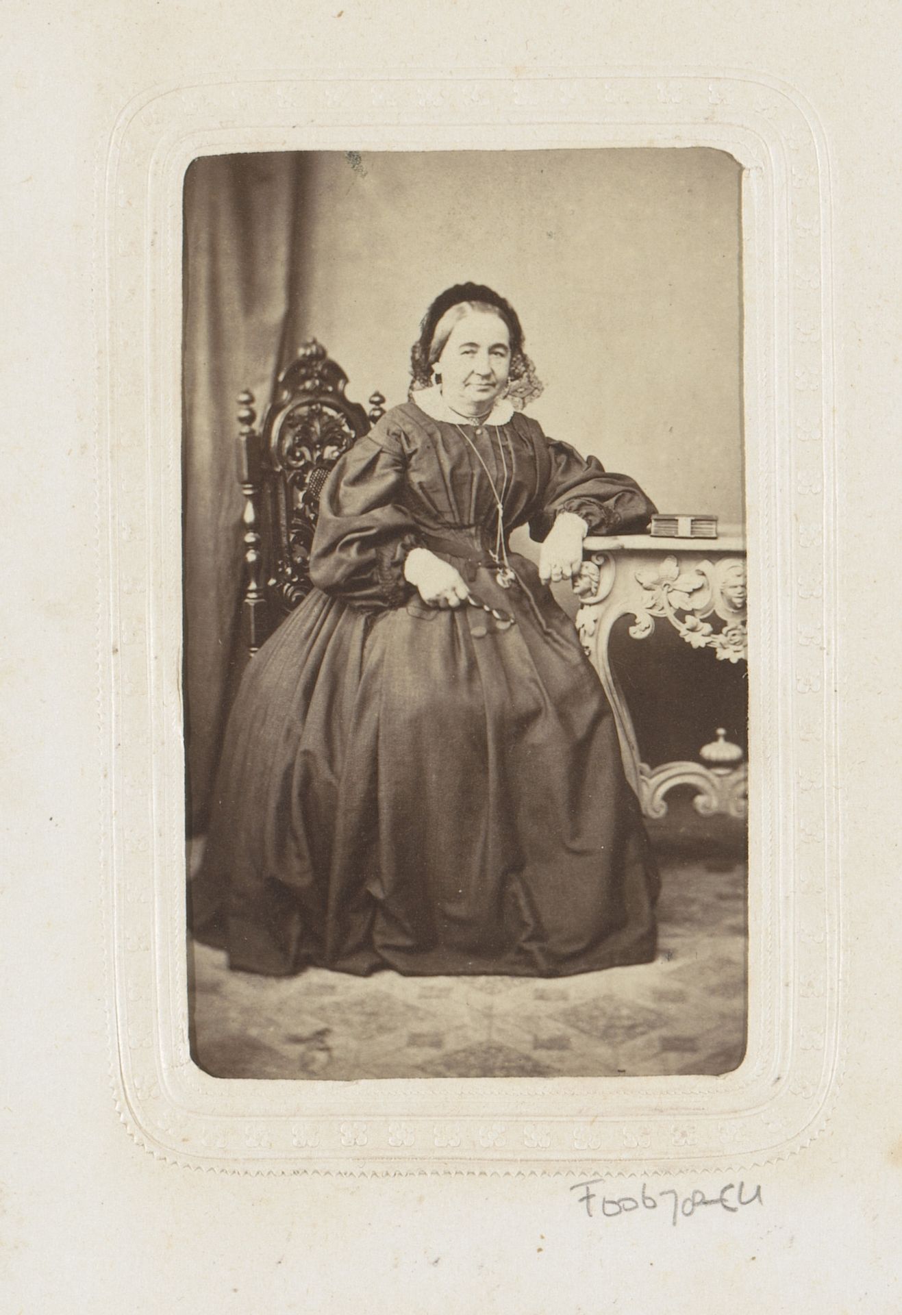 Portret van een zittende vrouw by Josef Salomon