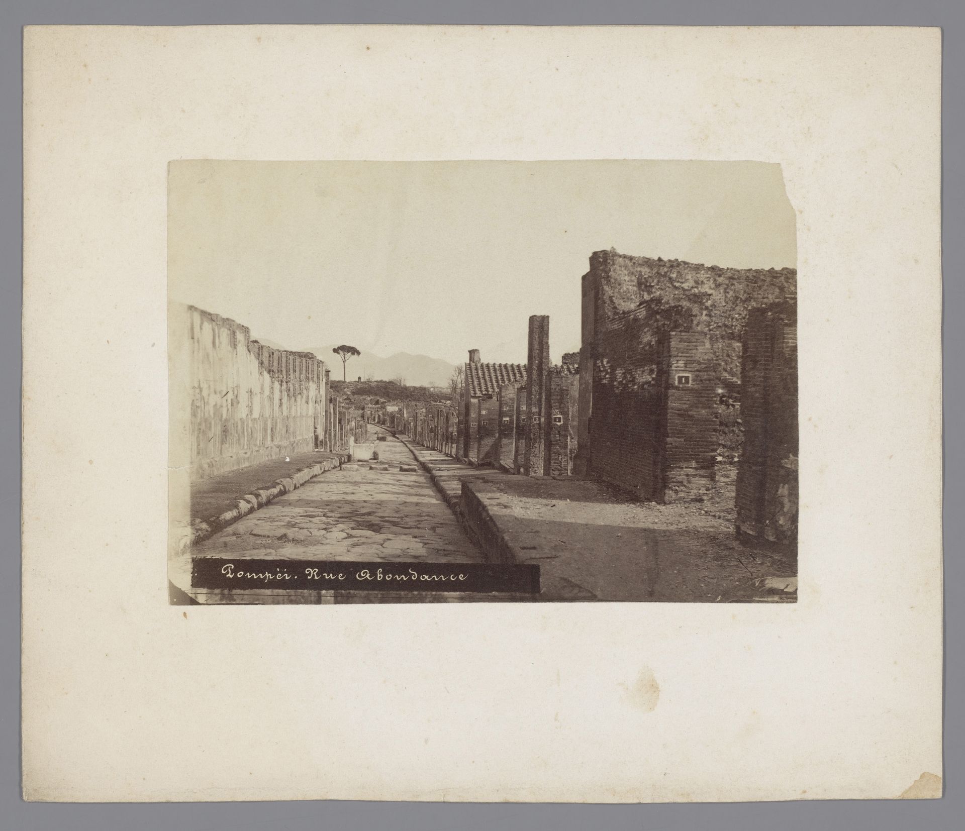 Gezicht op de Via dell'Abbondanza te Pompeï by Giorgio Sommer