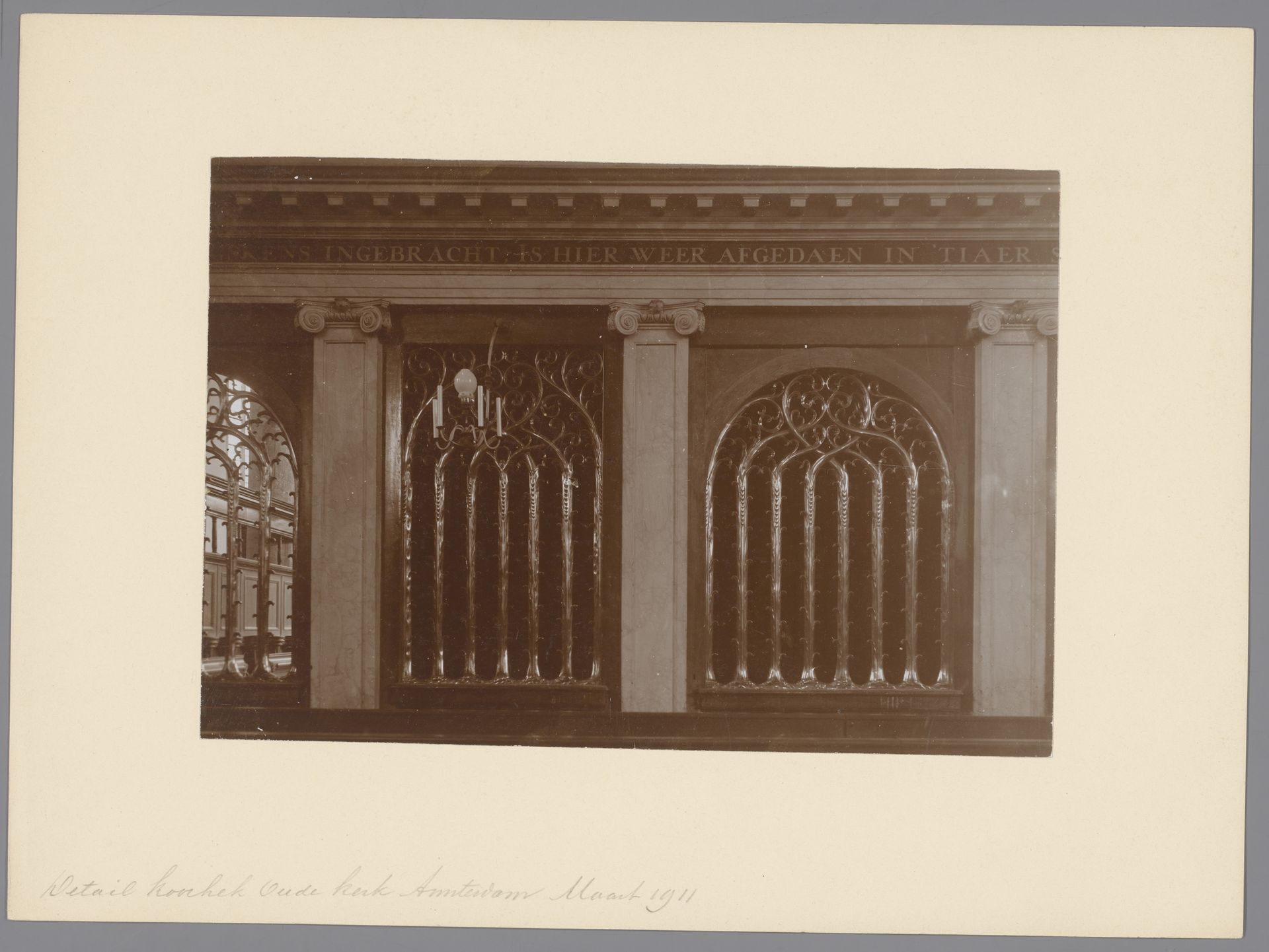Koorhek van de Oude Kerk te Amsterdam by anoniem (Monumentenzorg)