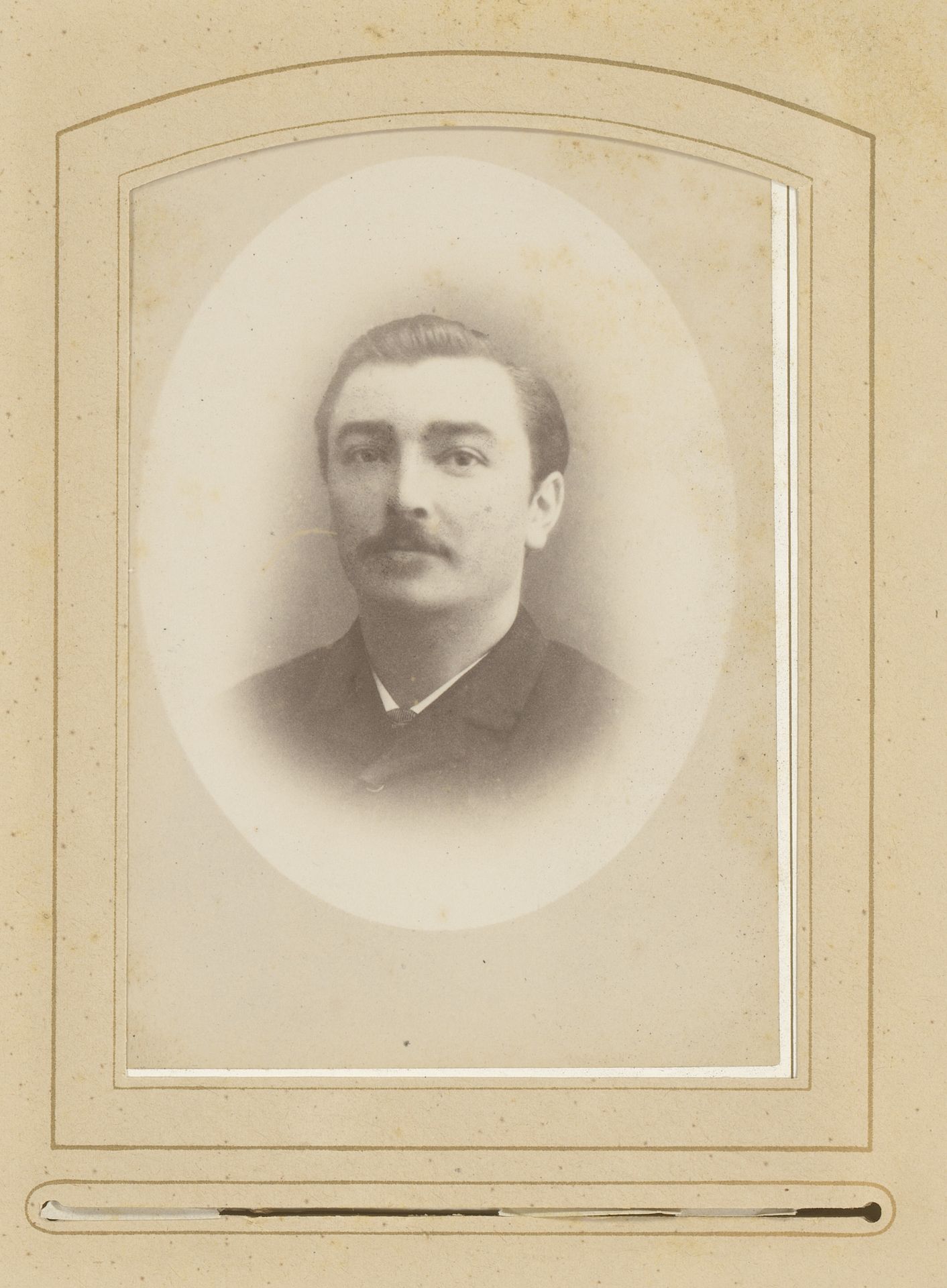 Portret van een man met snor by E. Visser von Weeren