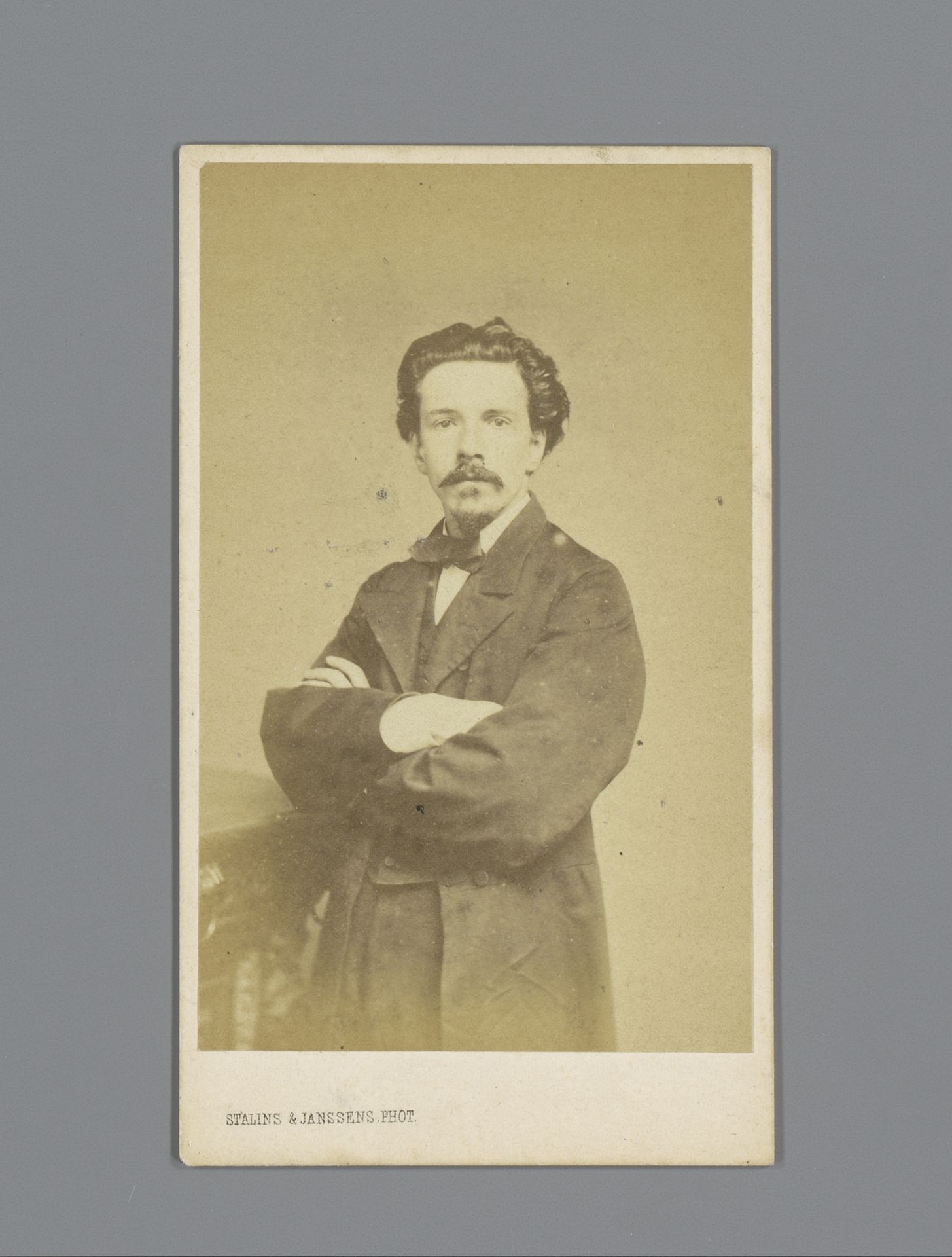 Portret van de schilder Pierre Jean Van der Ouderaa by Stalins & Janssens (fotograaf)