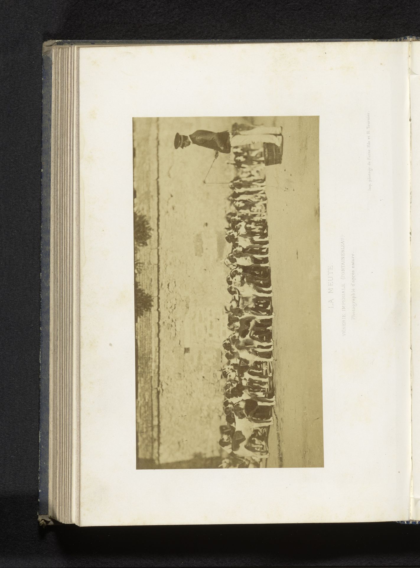Onbekende man met een roedel honden bij de keizerlijke kennel by Furne Fils & H. Tournier
