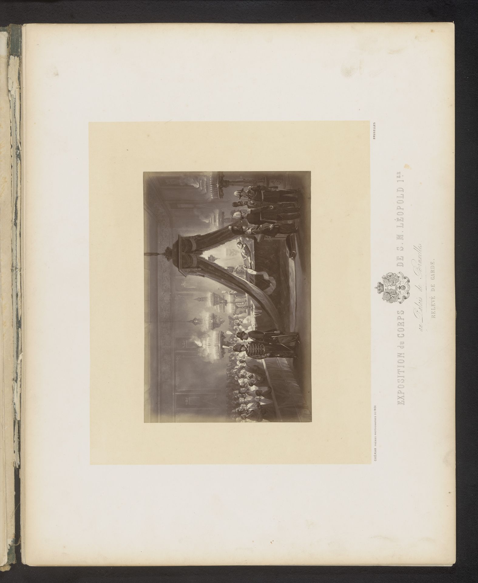 Fotoreproductie van een ontwerp van het opgebaarde lichaam van koning Léopold I van België in het Koninklijk Paleis in Brussel by Ghémar Frères