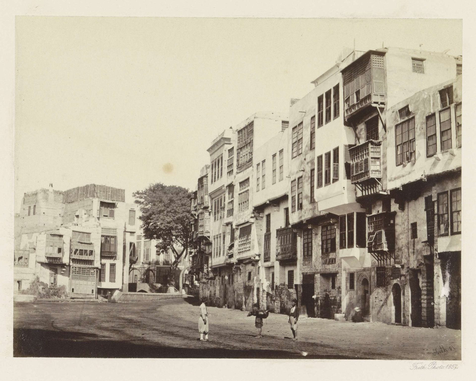 Straat in het Azbakeya-district in Caïro by Francis Frith
