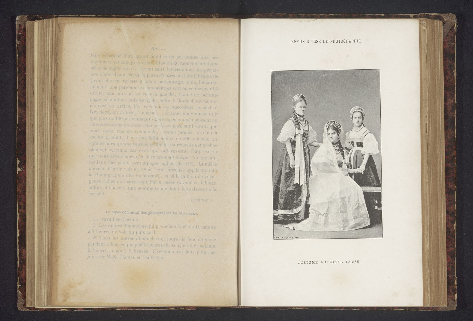 Drie onbekende meisjes in Russische klederdracht by Bonneau & Co.
