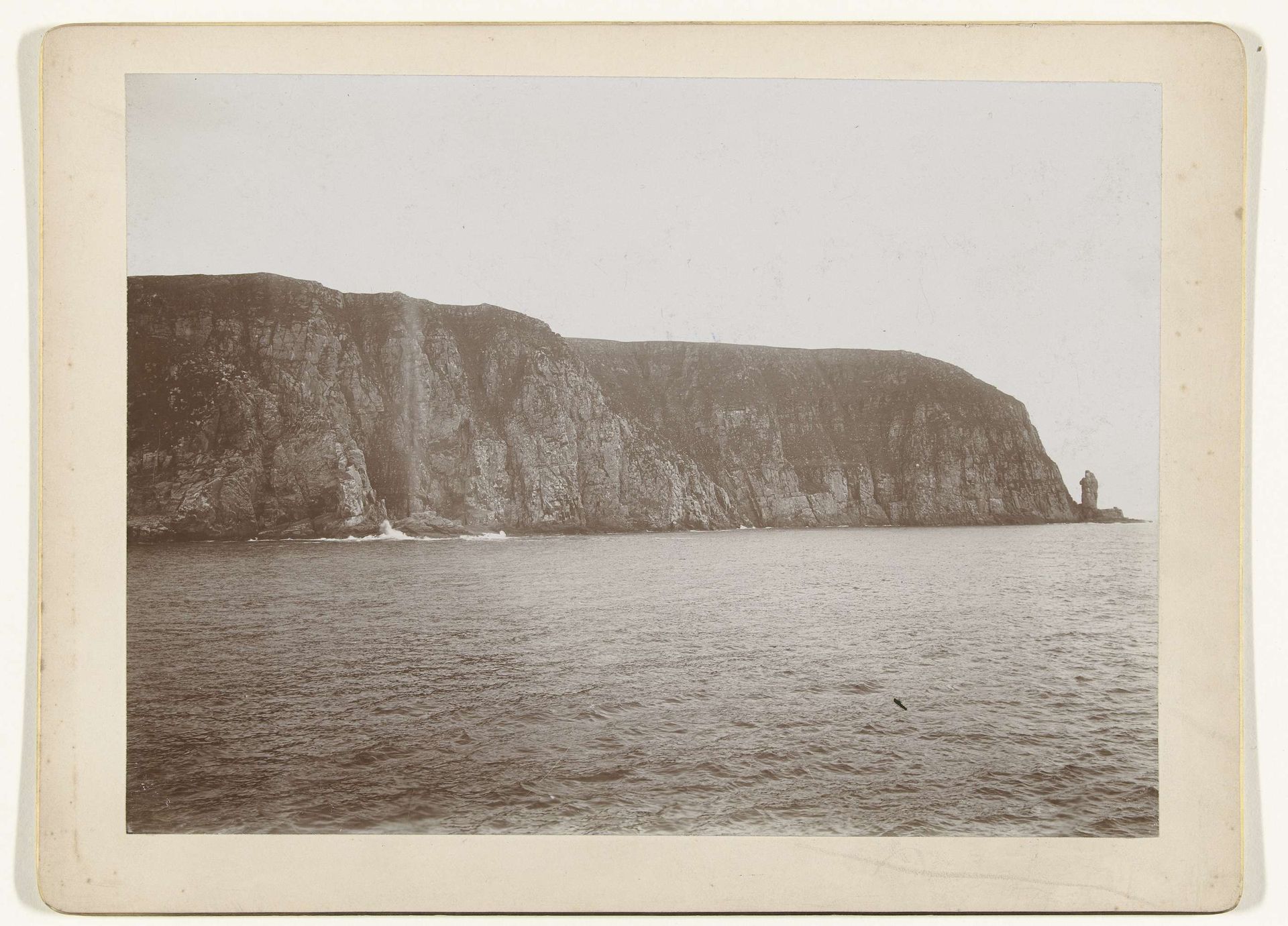 Klif uitlopend in zee (fjord in Noorwegen?) by Henry Pauw van Wieldrecht