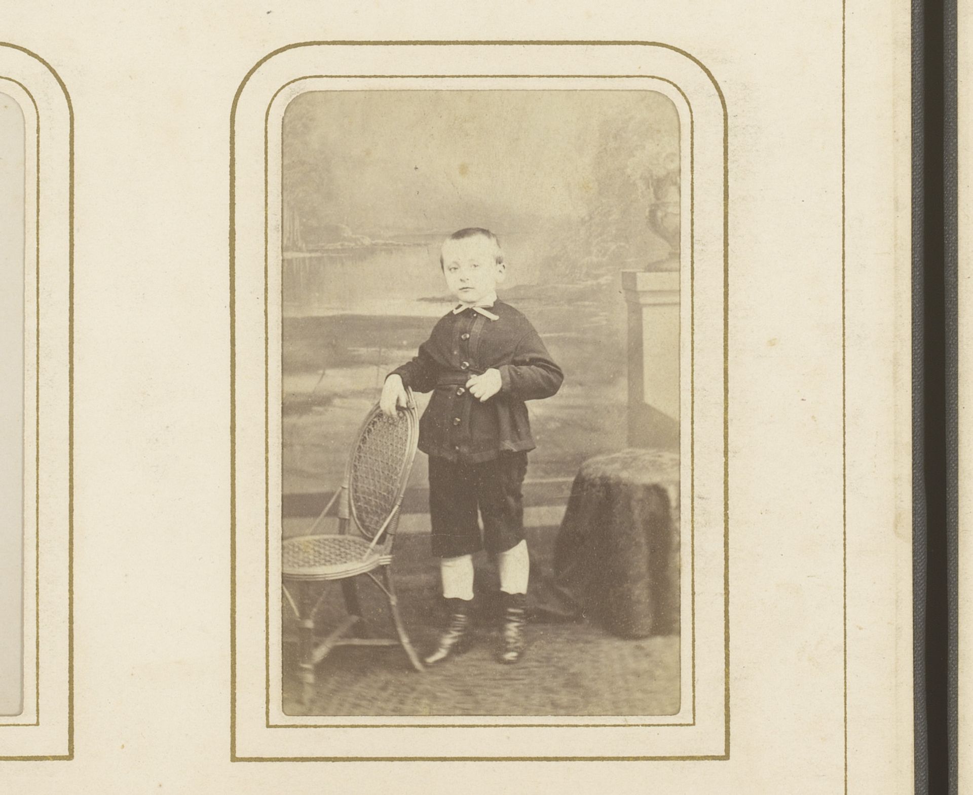 Portret van een staande jongen bij een stoel, aangeduid als Louis by Prosper Bevierre
