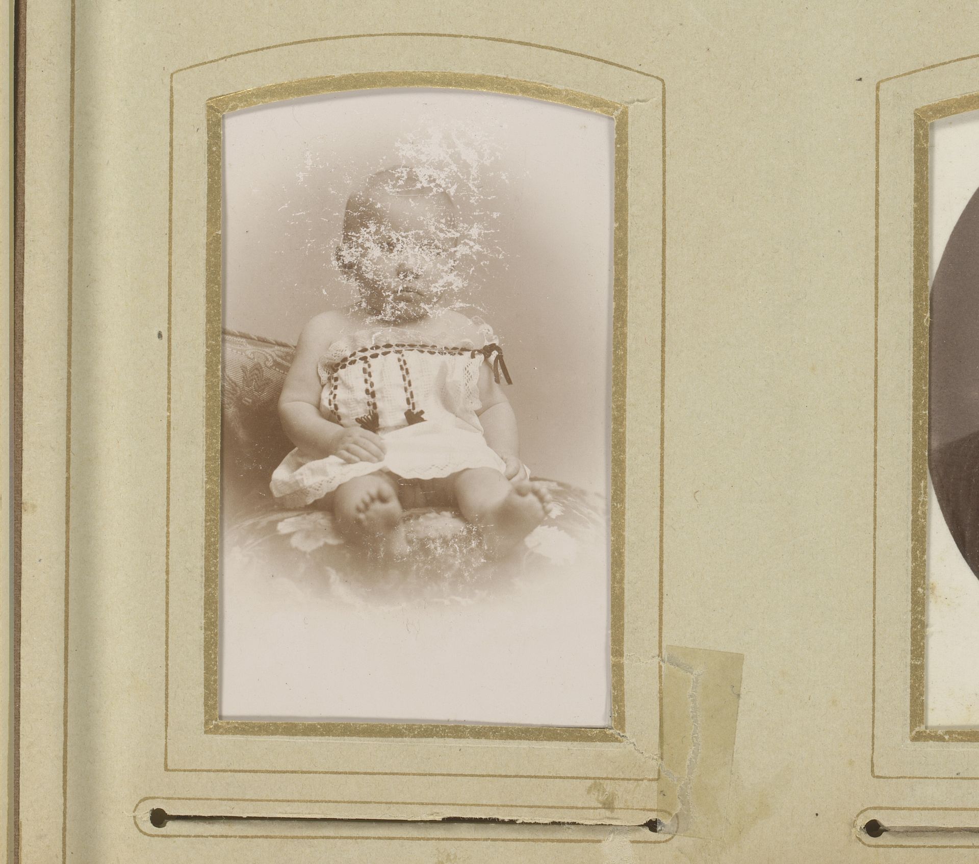 Portret van een zittende baby by Georges Halleux-Mertens