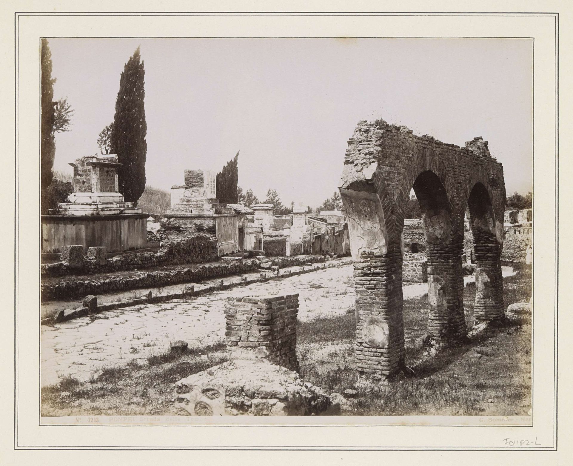 Restanten van Strada delle Tombe in Pompeï by Giorgio Sommer