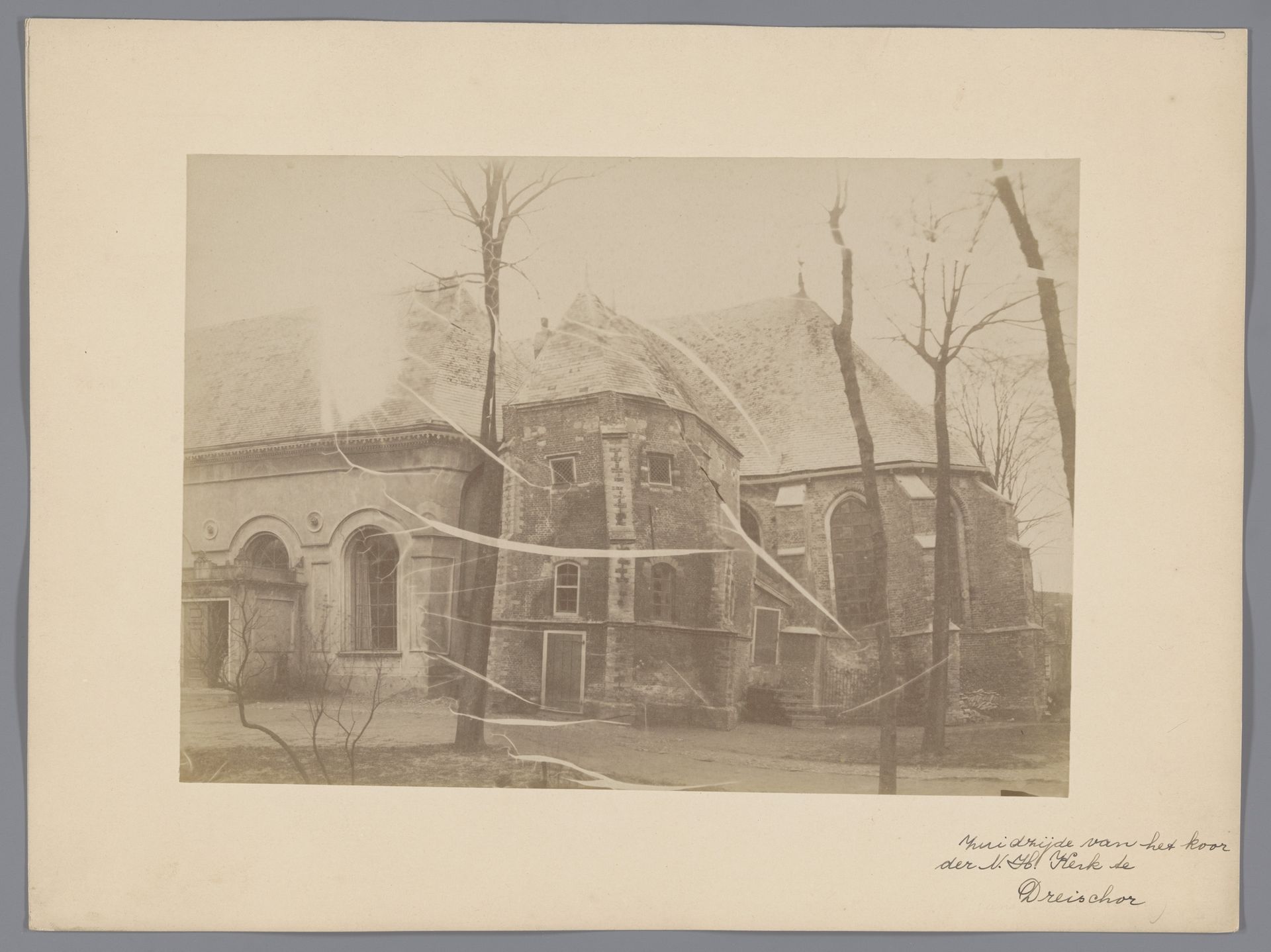 Zuidzijde van de Sint-Adriaanskerk te Dreischor by anoniem (Monumentenzorg)