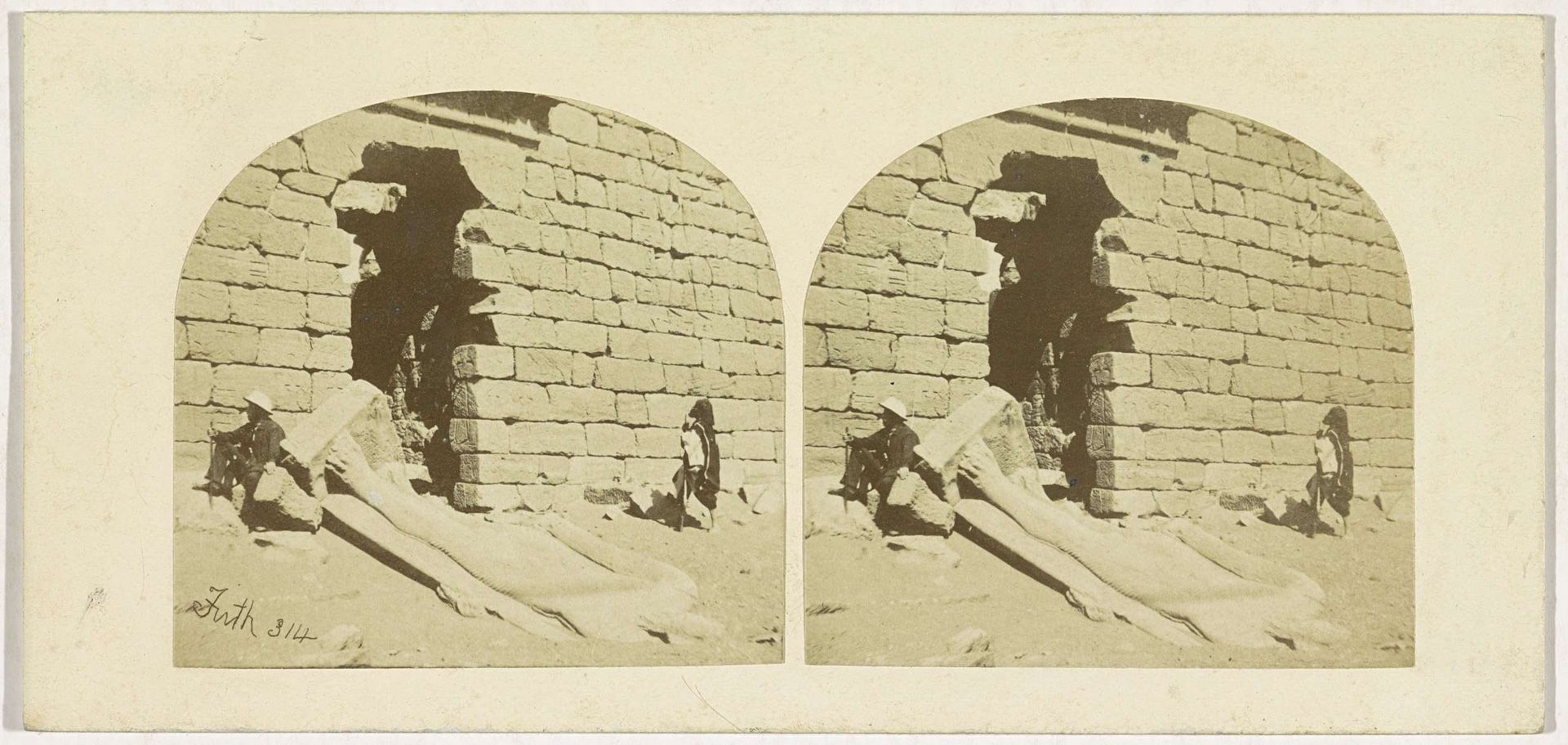 Kolos bij de toegangsweg tot de tempel van Wadi es-Saboea, Egypte by Francis Frith