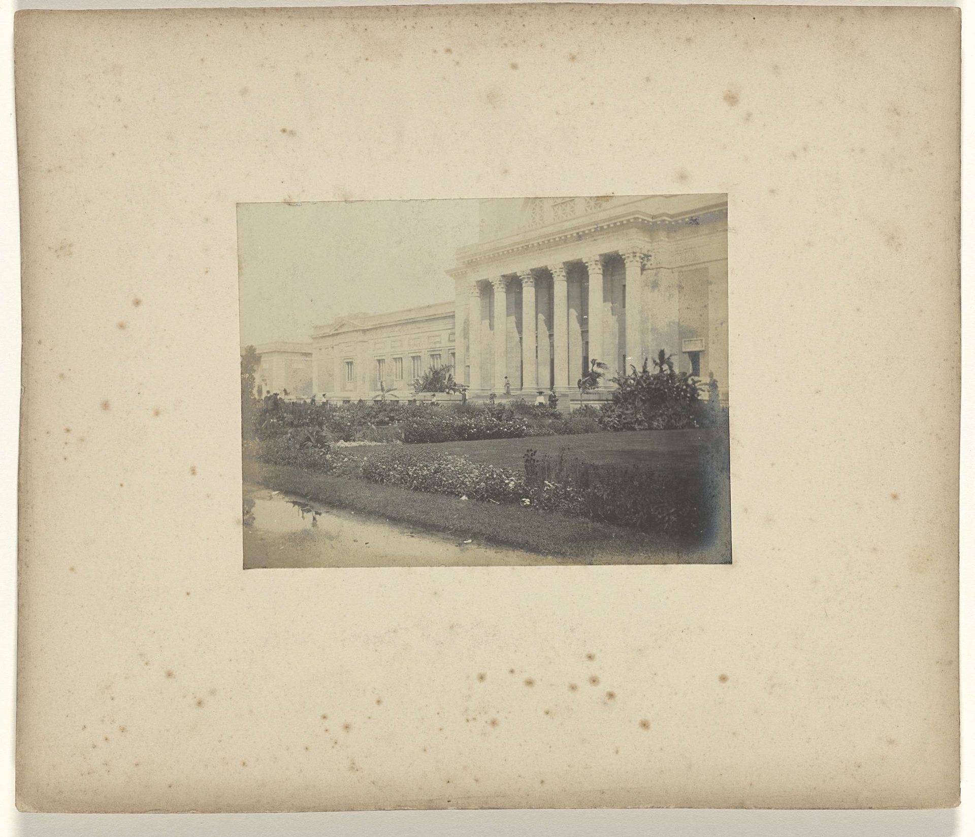 Tuin achter de Art Building op het terrein van de wereldtentoonstelling in St. Louis (Louisiana Purchase Exposition), 1904 by Jan Schüller