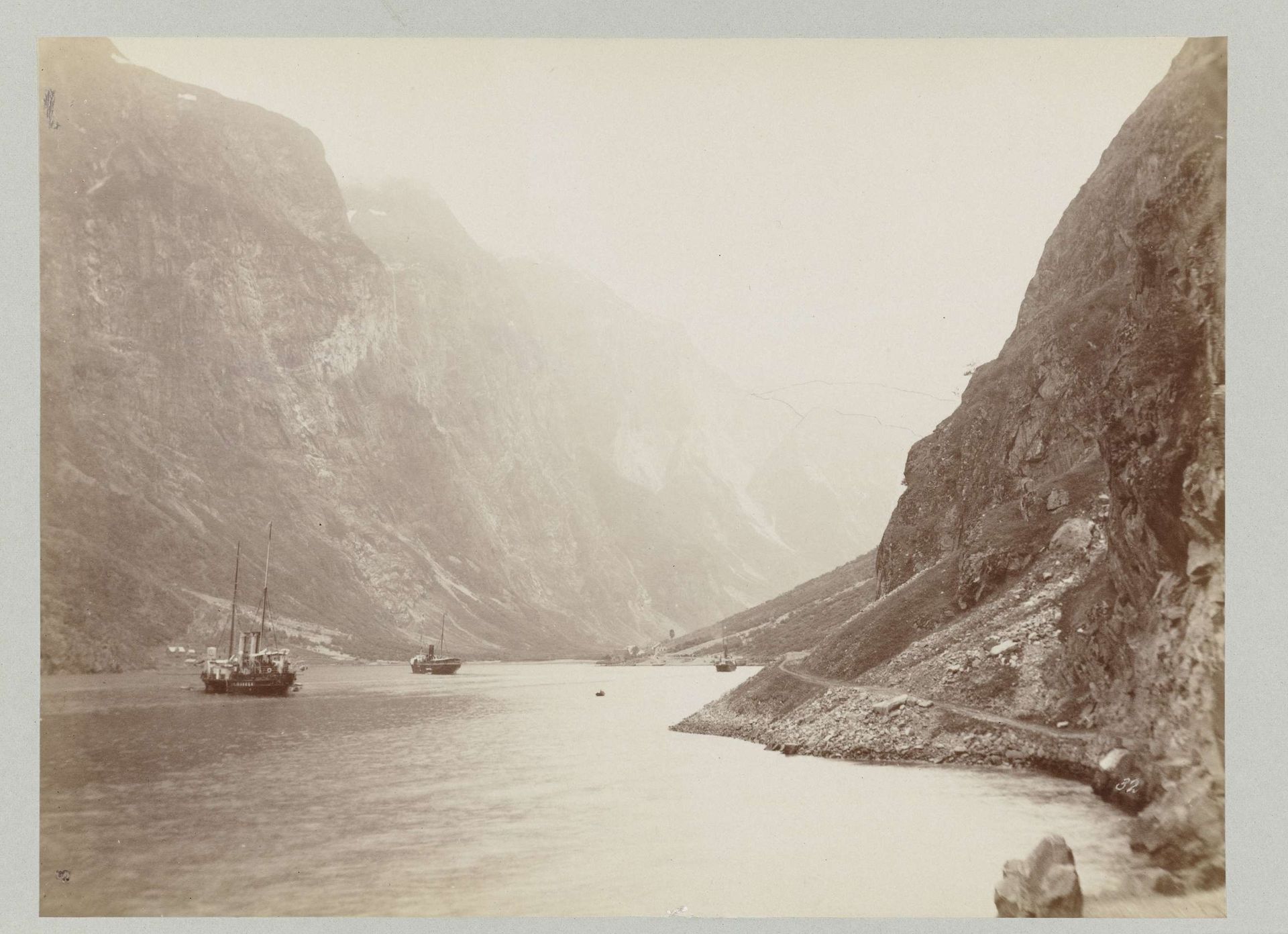 Schip op een rivier in het bergachtige Noorse landschap by Paul Güssfeldt