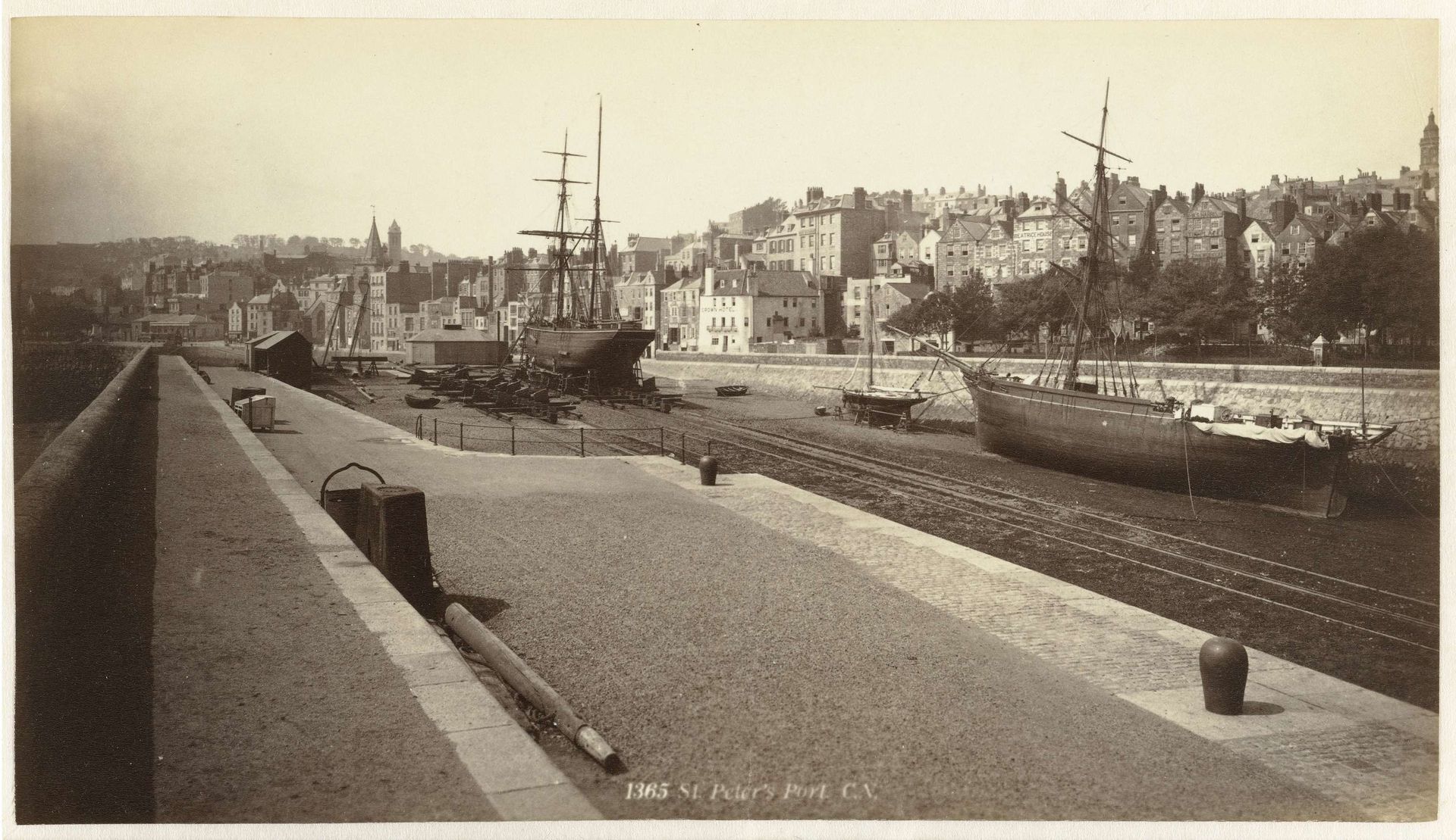 Gezicht op de haven van Saint Peter Port, Guernsey by Anonymous