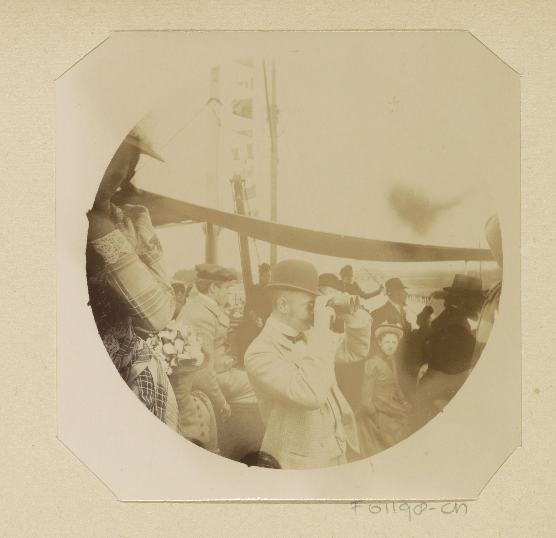 Menigte op een schip tijdens de Keizersfeesten in Amsterdam by Johanna Margaretha Piek