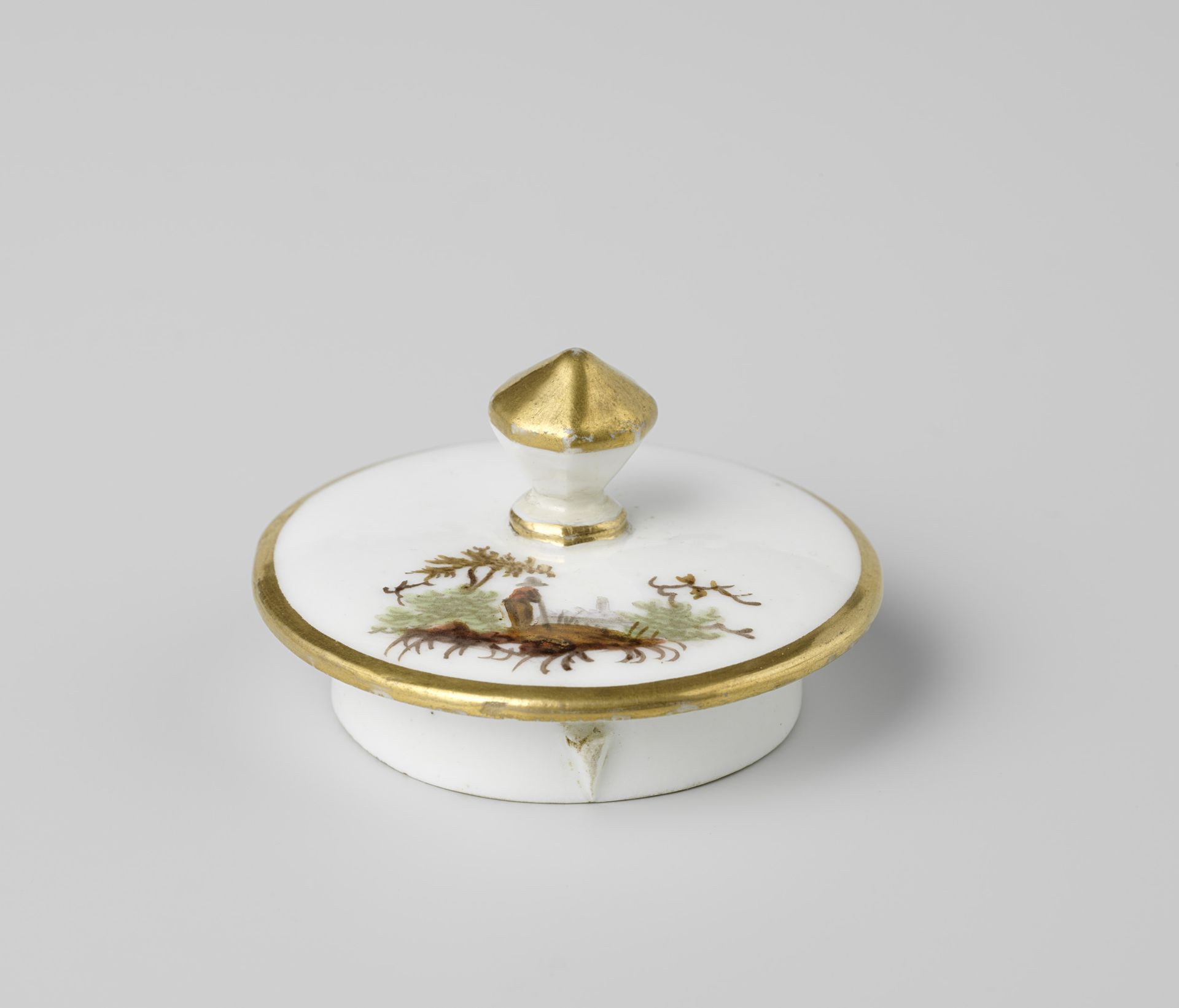 Deksel van theepot, beschilderd met een landschap met huizen by Koninklijke Porseleinfabriek Dommer & Co.