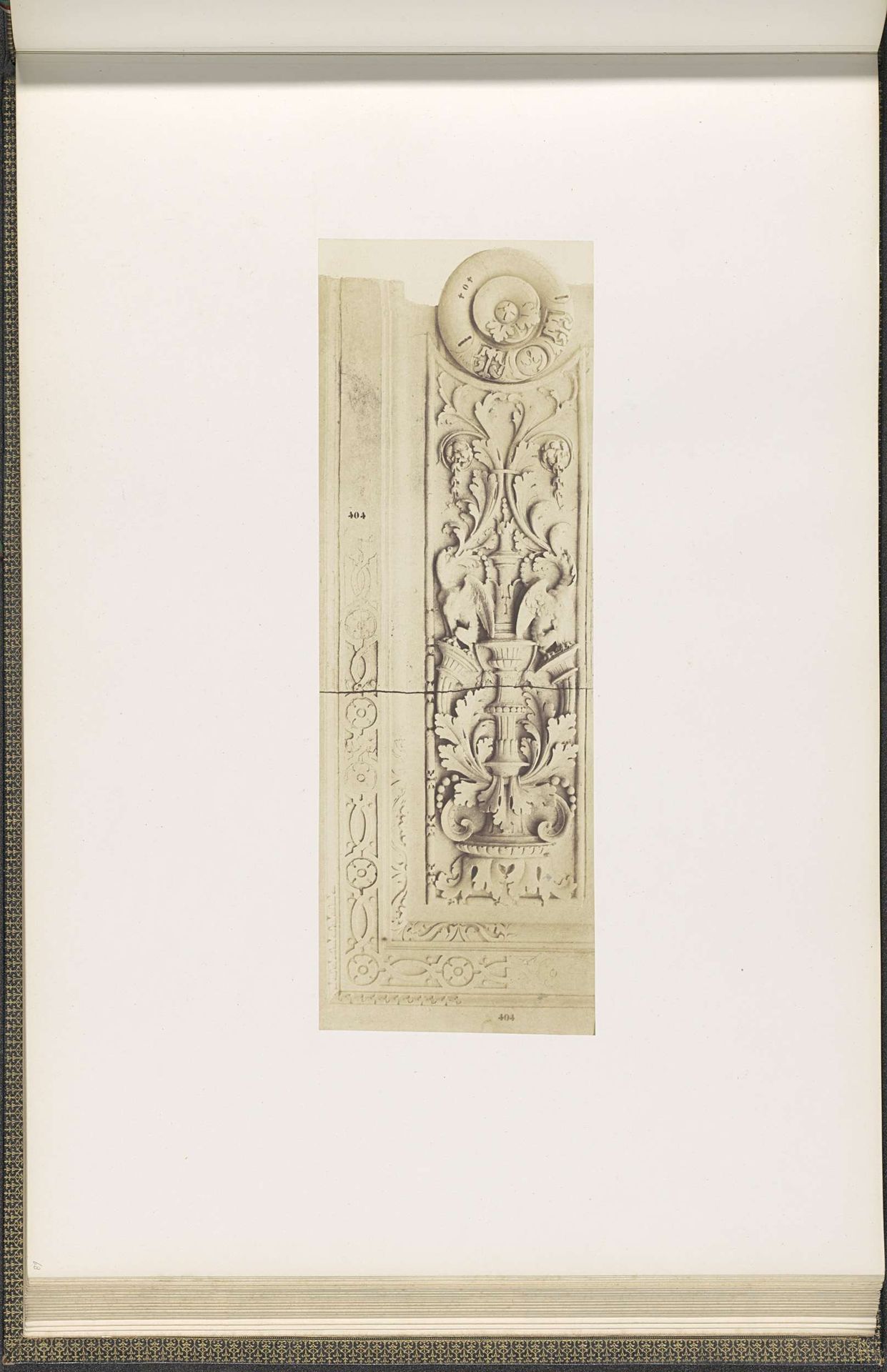 Gipsmodel voor een versiering van het Pavillon Richelieu in het Palais du Louvre by Edouard Baldus