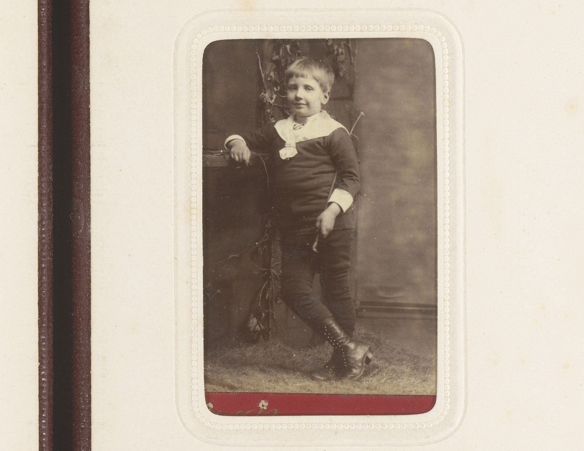 Portret van een staande jongen met rijzweep in de hand by Willem Hooijer