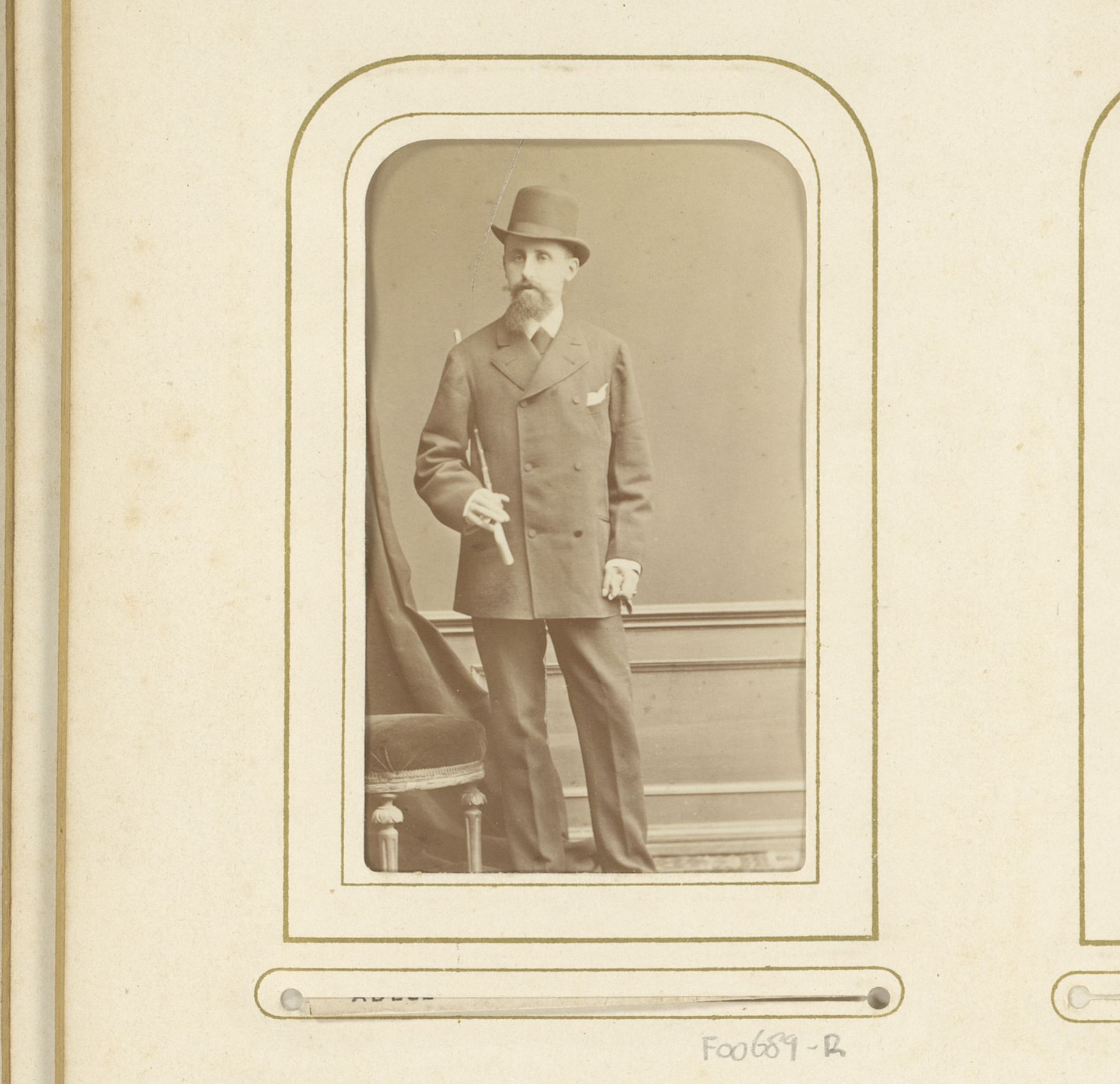 Portret van een man met hoed en stok by Atelier Adèle