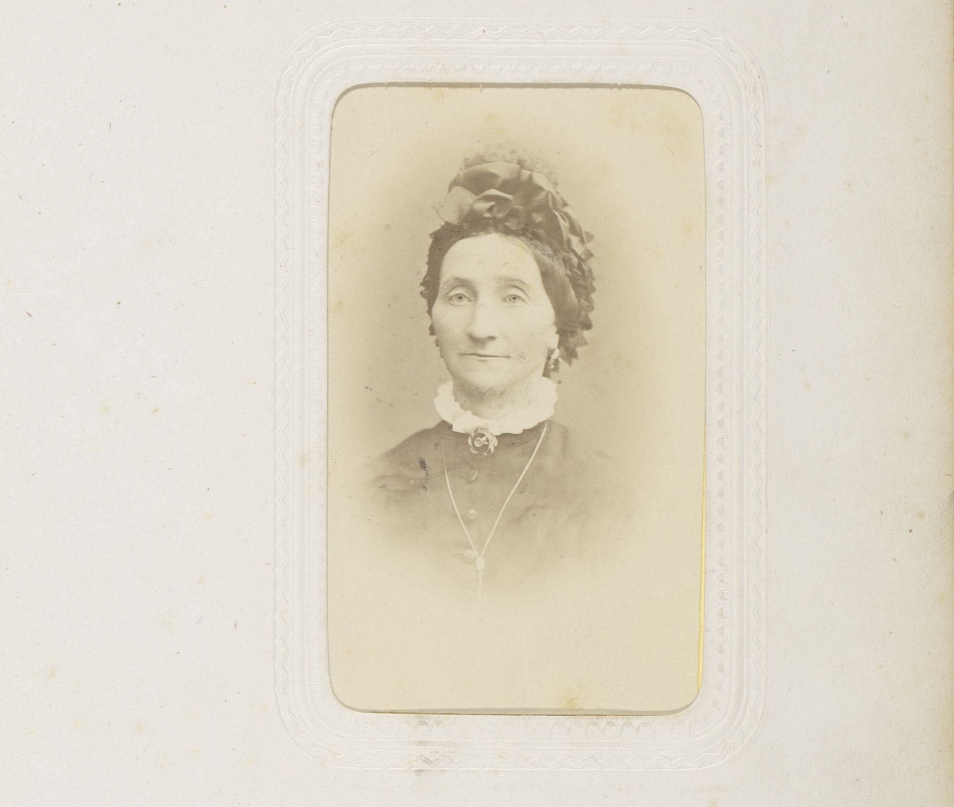 Portret van een vrouw met muts by Ernst Wolffram