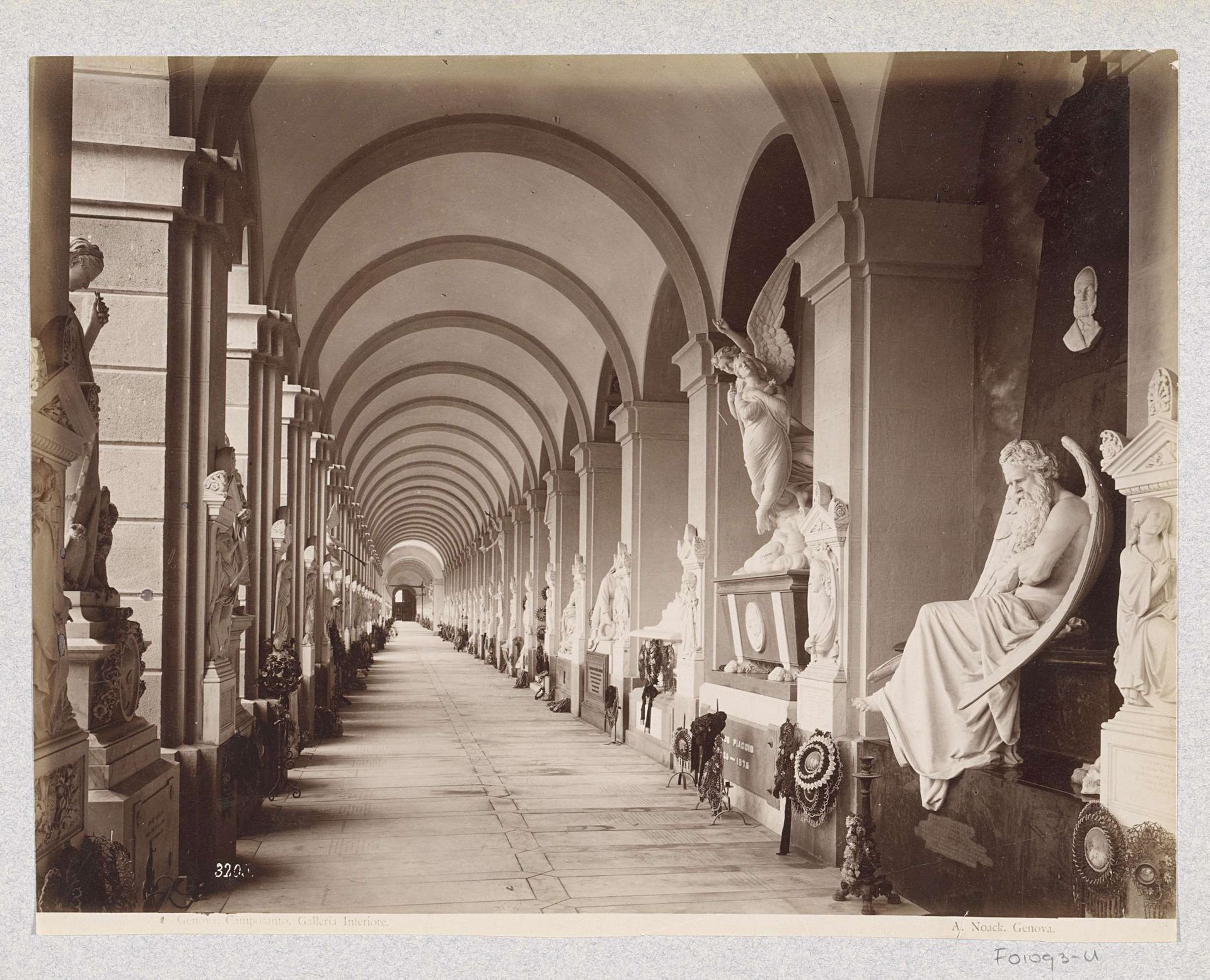 Interieur van een galerij op de begraafplaats van Staglieno in Genua by Alfredo Noack