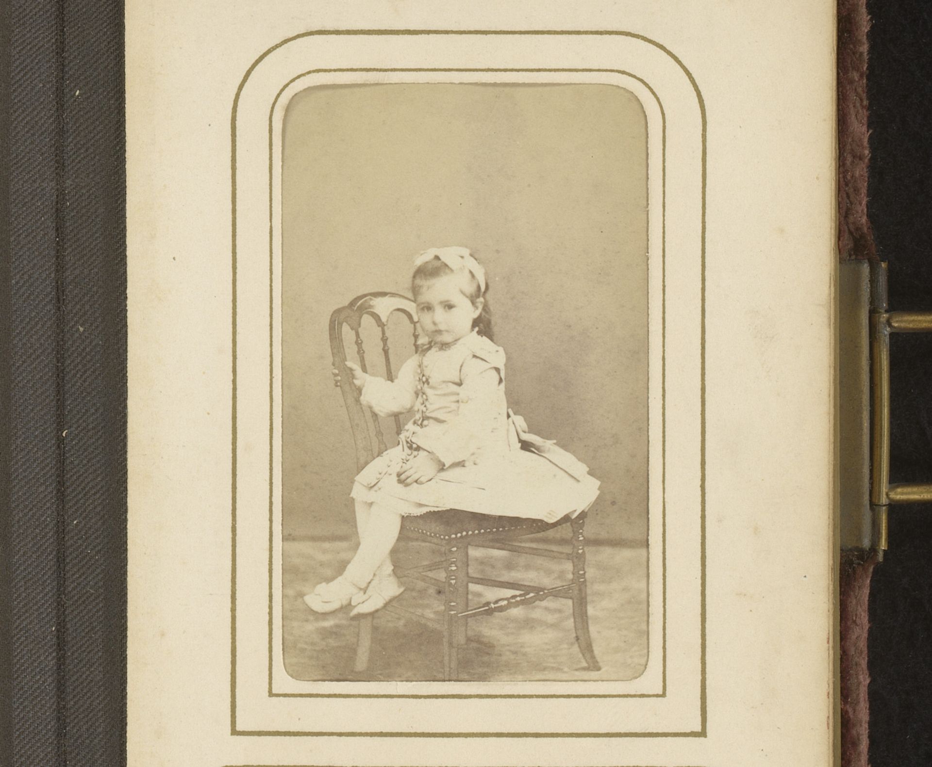Portret van een meisje, zittend op een stoel by A. Pellotier