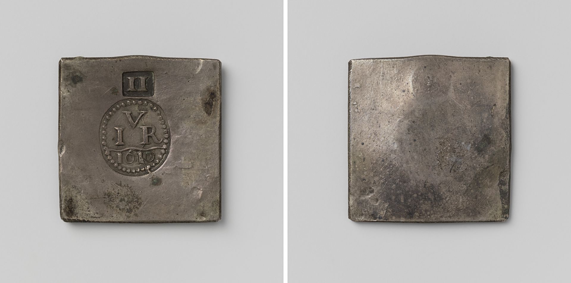 Twee eenheden, noodmunt uit Gulik, geslagen tijdens het beleg door Maurits, prins van Oranje-Nassau, vervaardigd door stukken te knippen uit serviesgoed en bestempeld met het monogram van commandant Johann von Rausschenberg by Anonymous