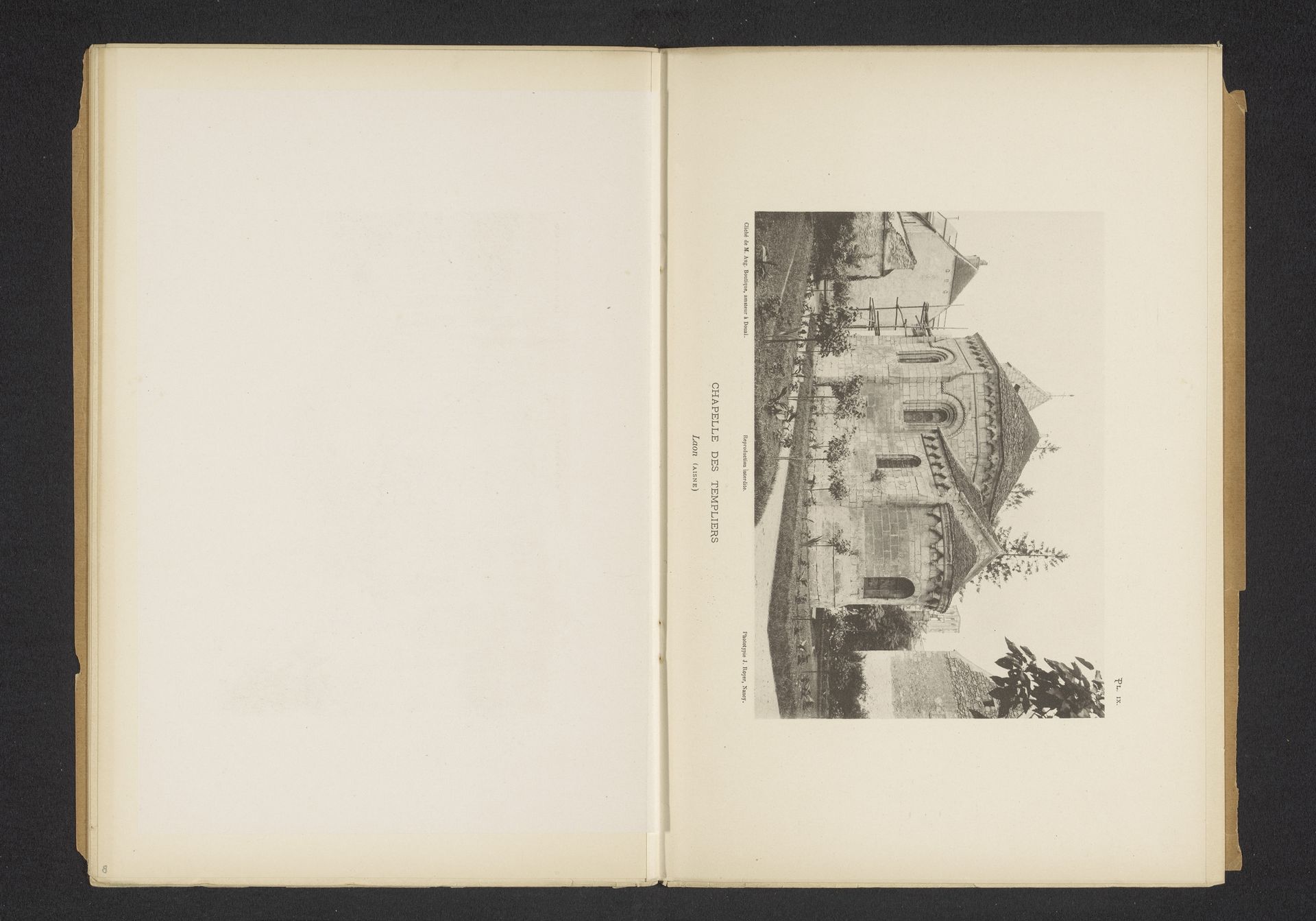 Gezicht op de tempelierskapel in Laon, Frankrijk by Jules Royer