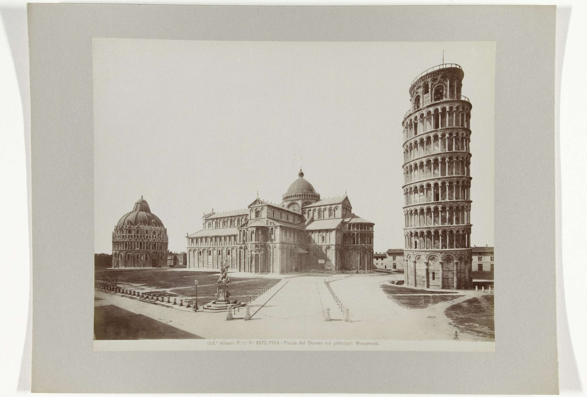 Piazza del Duomo te Pisa, met baptisterium, dom en scheve toren by Fratelli Alinari