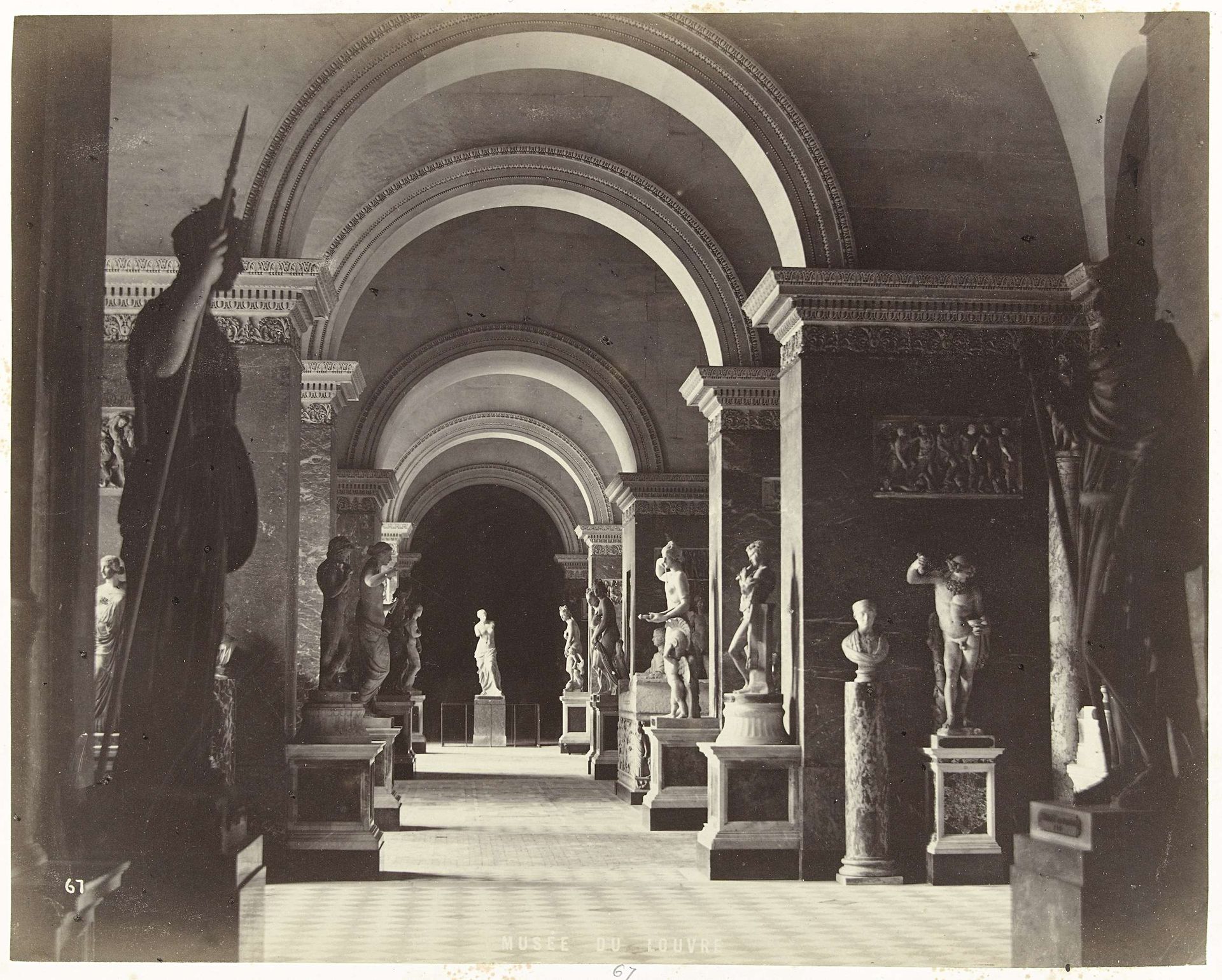 Beeldengalerij in het Louvre te Parijs by Achille Quinet