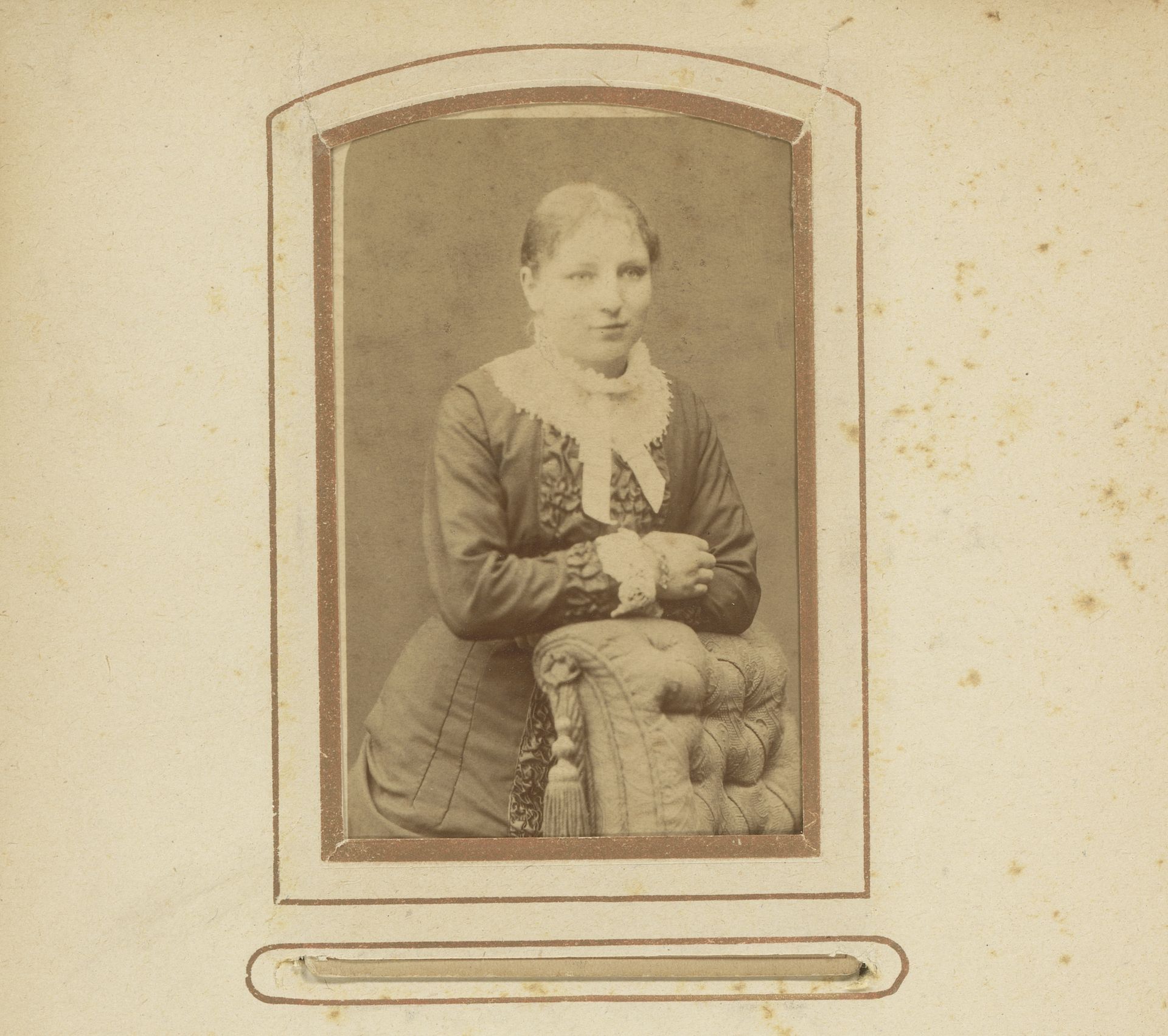 Portret van een jonge vrouw by Johannes Hendrikus Kramer