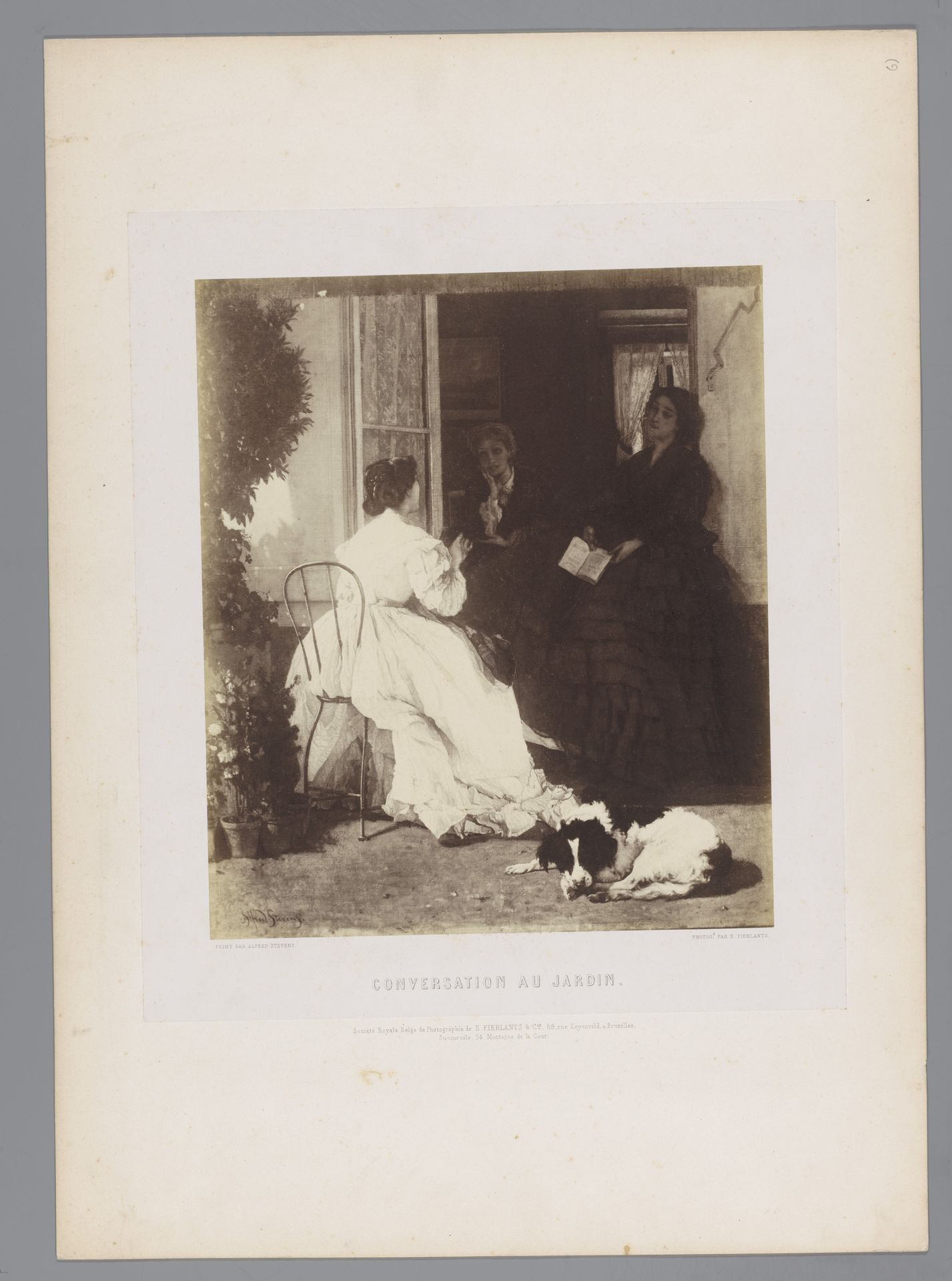 Fotoreproductie van een schilderij van drie vrouwen tijdens een gesprek in een tuin door Alfred Stevens by Edmond Fierlants