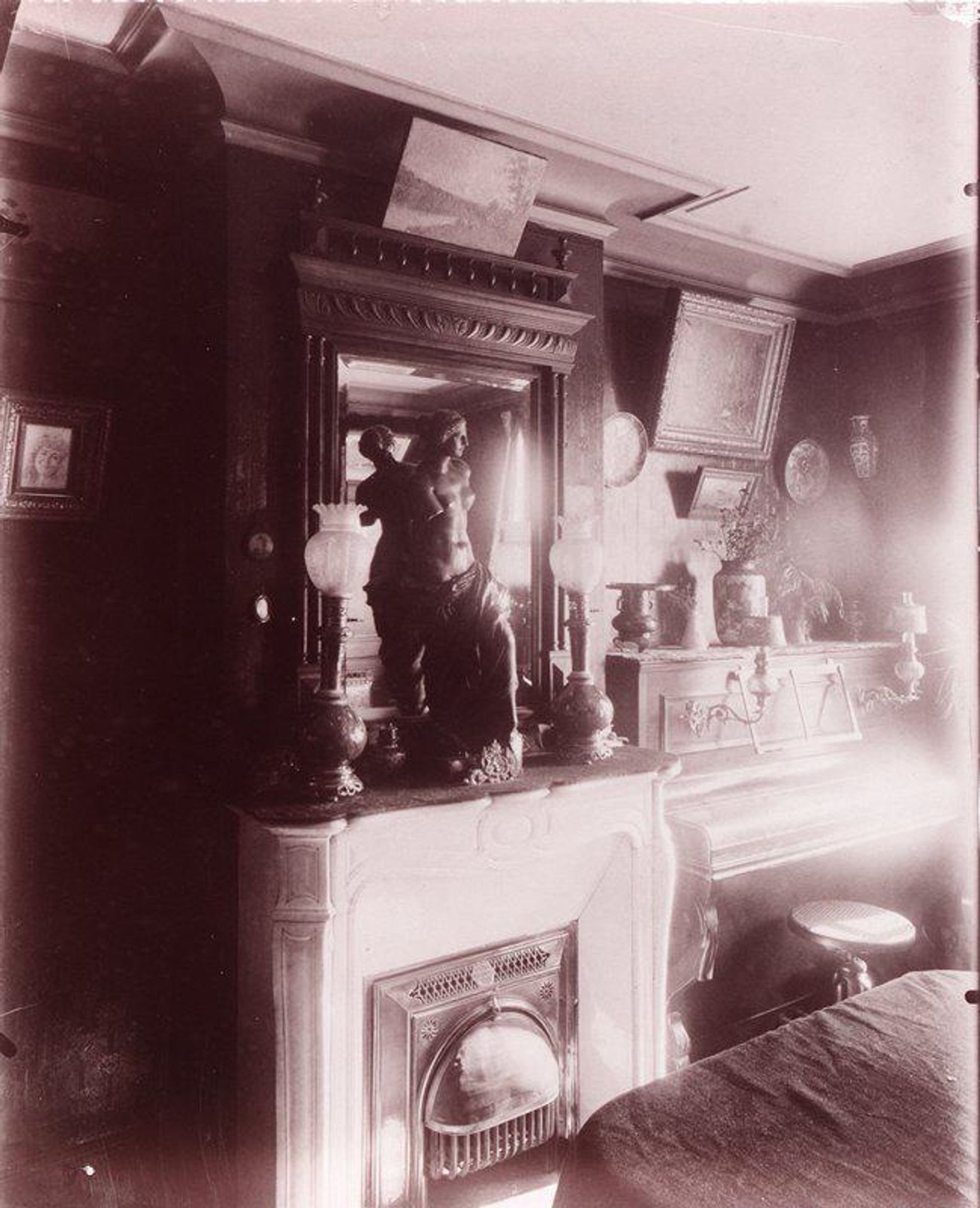 Interieur d'un employé aux magasins du Louvre by Eugène Atget