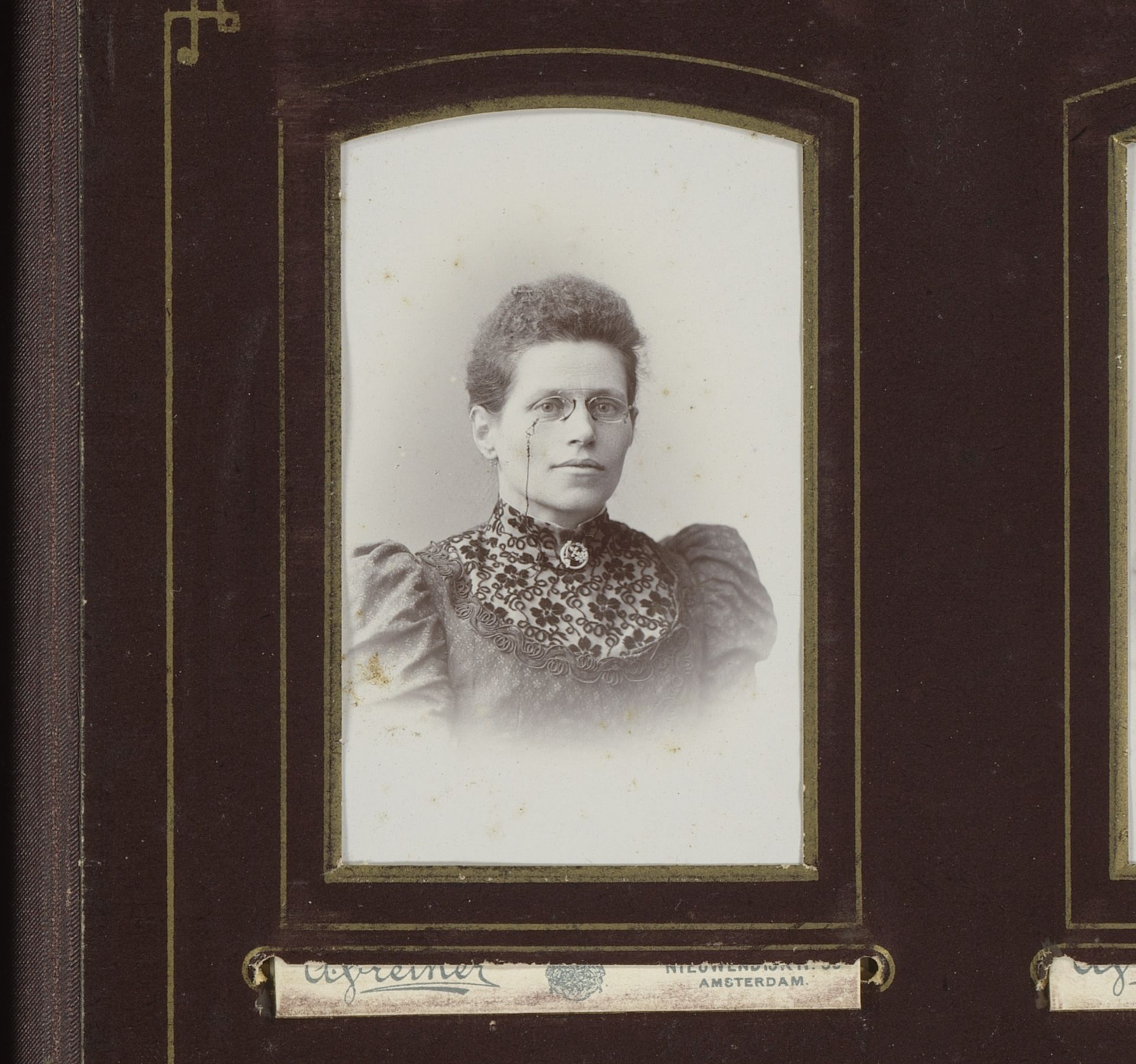 Portret van een vrouw met lorgnet by Albert Greiner