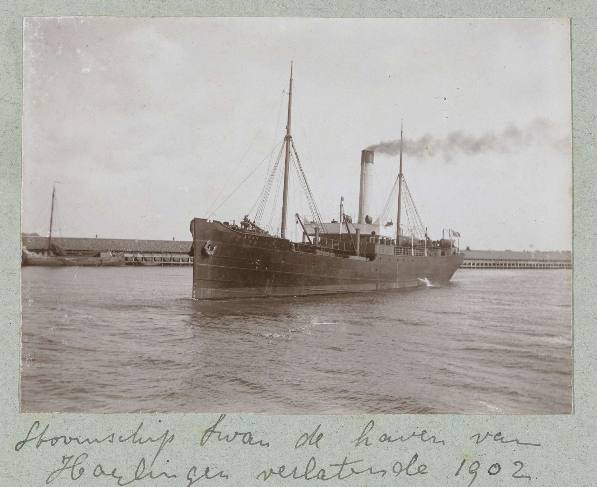 Stoomschip Swan in haven by Frits Freerks Fontein Fz.