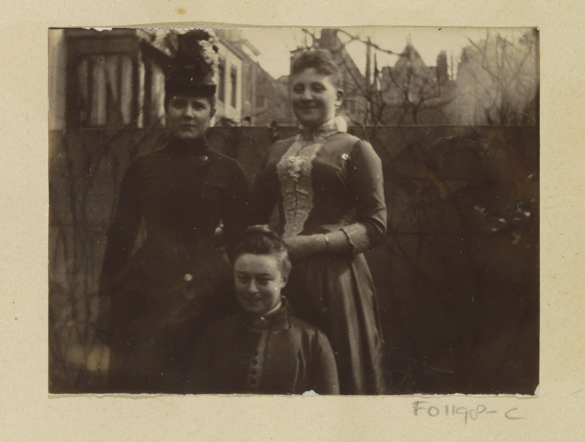 Groepsportret van Gesiena Piek, Louise Maria Fellinger en een onbekende vrouw by Johanna Margaretha Piek