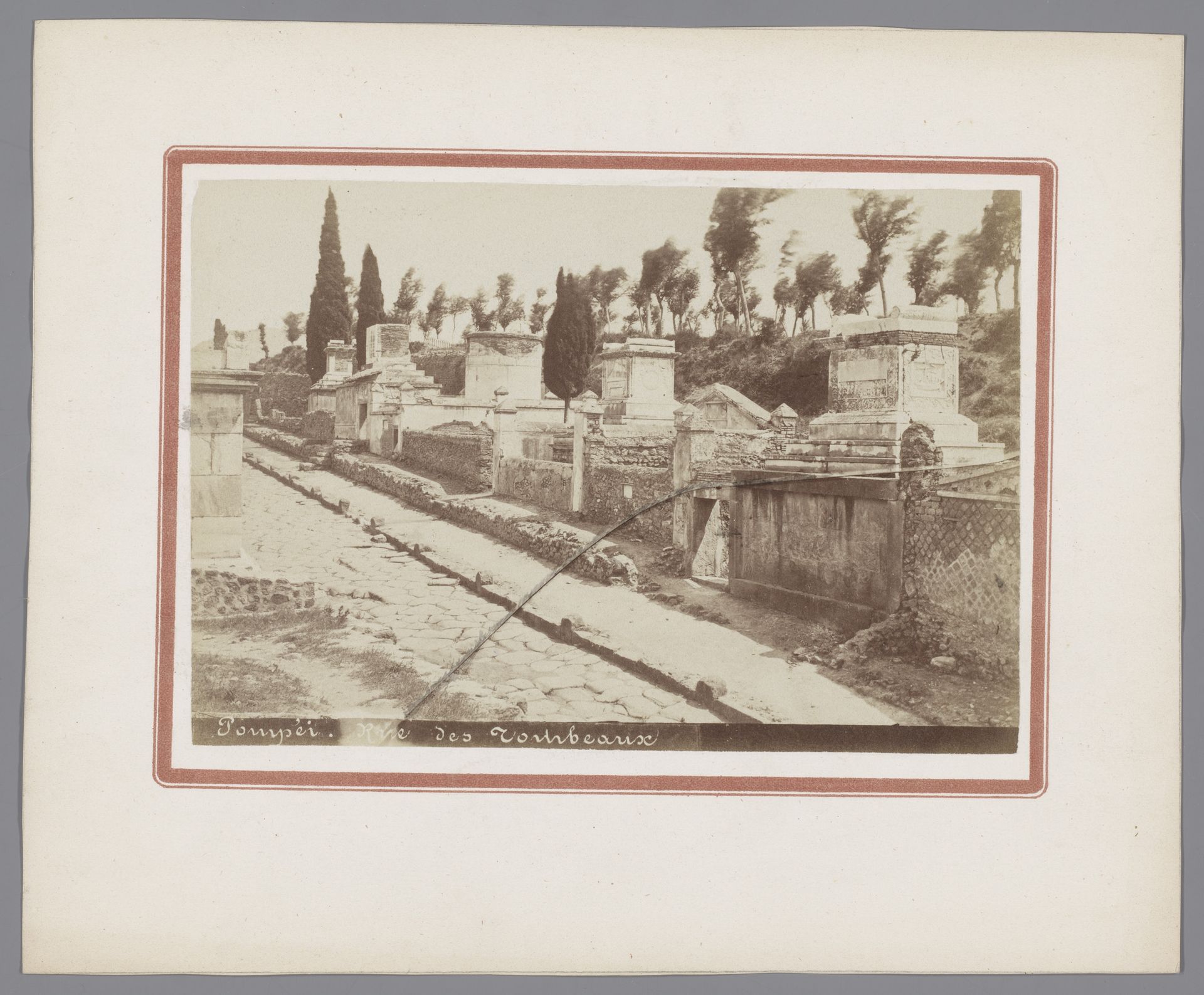 Restanten van bouwwerken aan de Via dei Sepolcri te Pompeï by Giorgio Sommer
