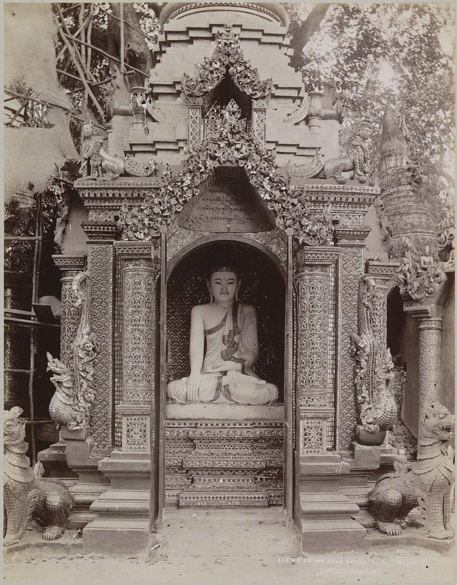 Boeddhabeeld in nis, Rangoon by P. Klier